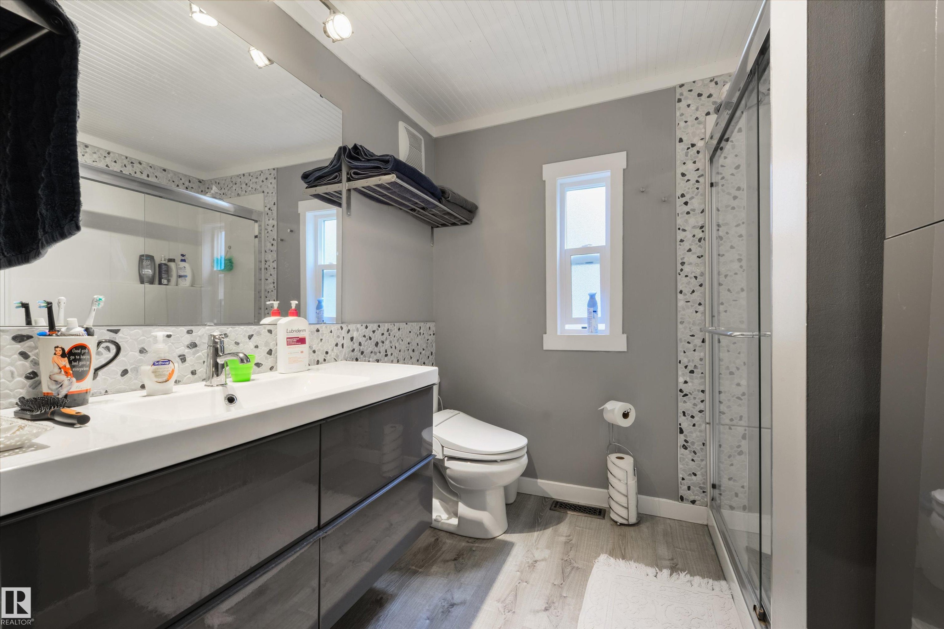 13 The Parkway Northwest, Edmonton, AB - Indoor Photo Showing Bathroom