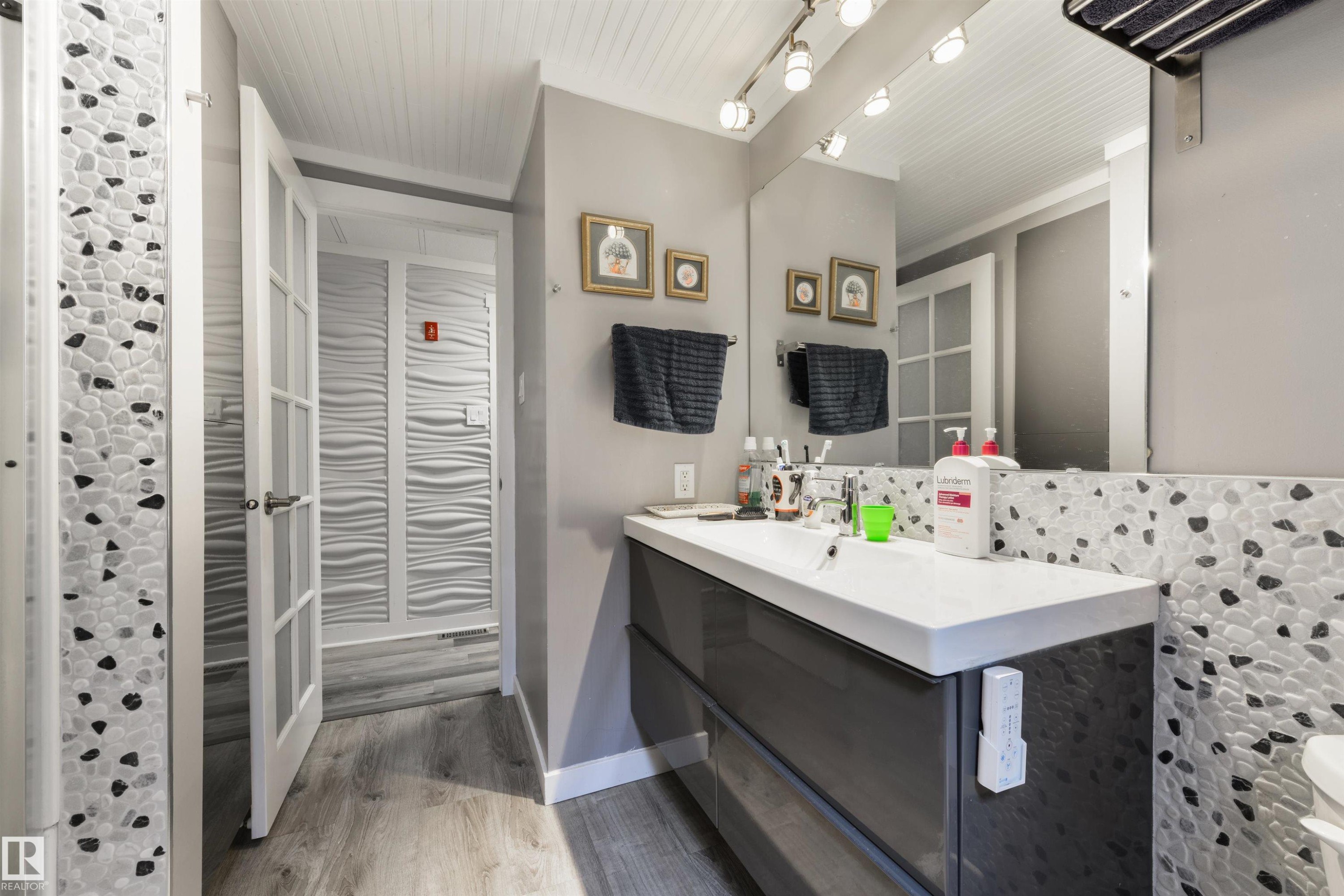 13 The Parkway Northwest, Edmonton, AB - Indoor Photo Showing Bathroom
