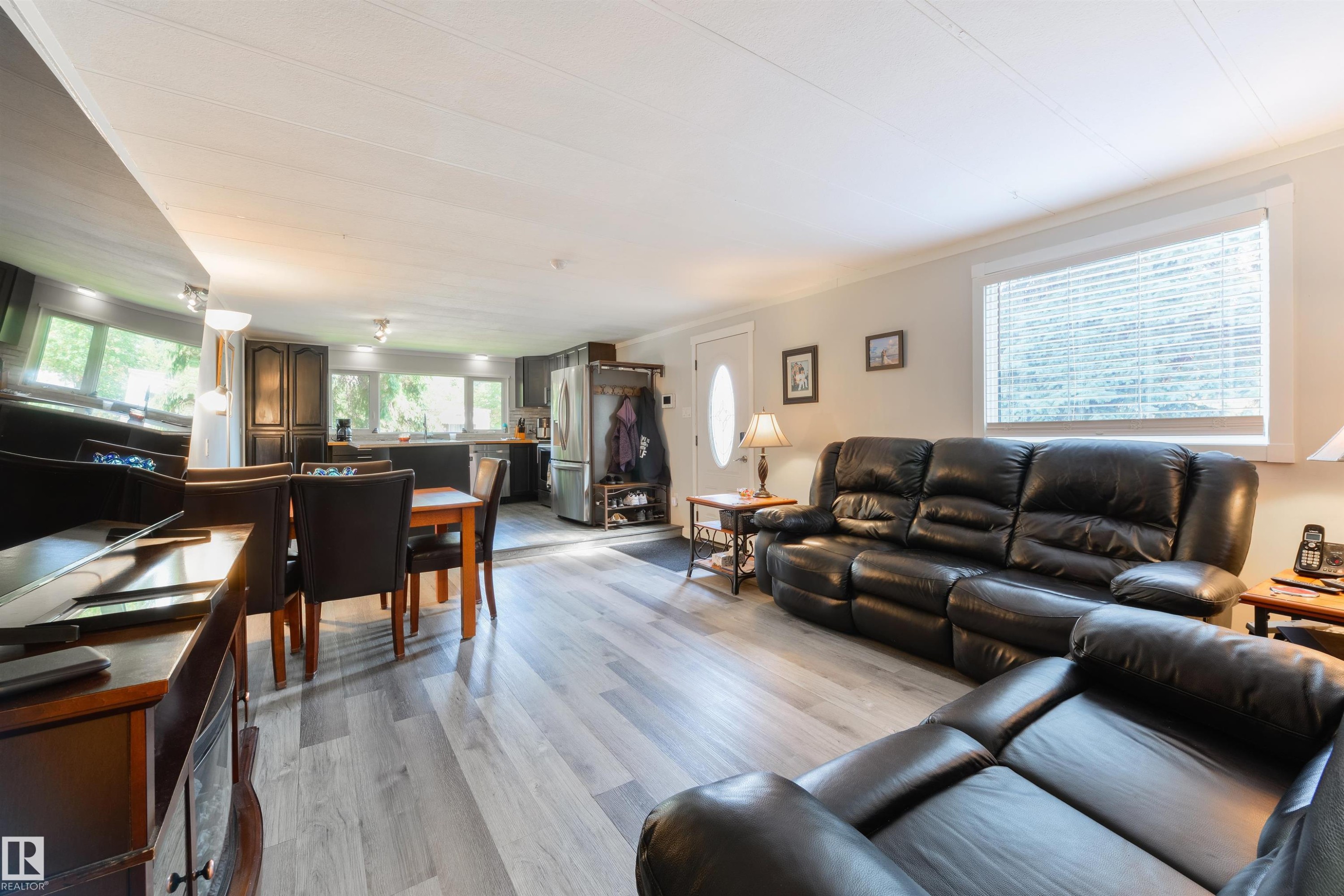 13 The Parkway Northwest, Edmonton, AB - Indoor Photo Showing Living Room