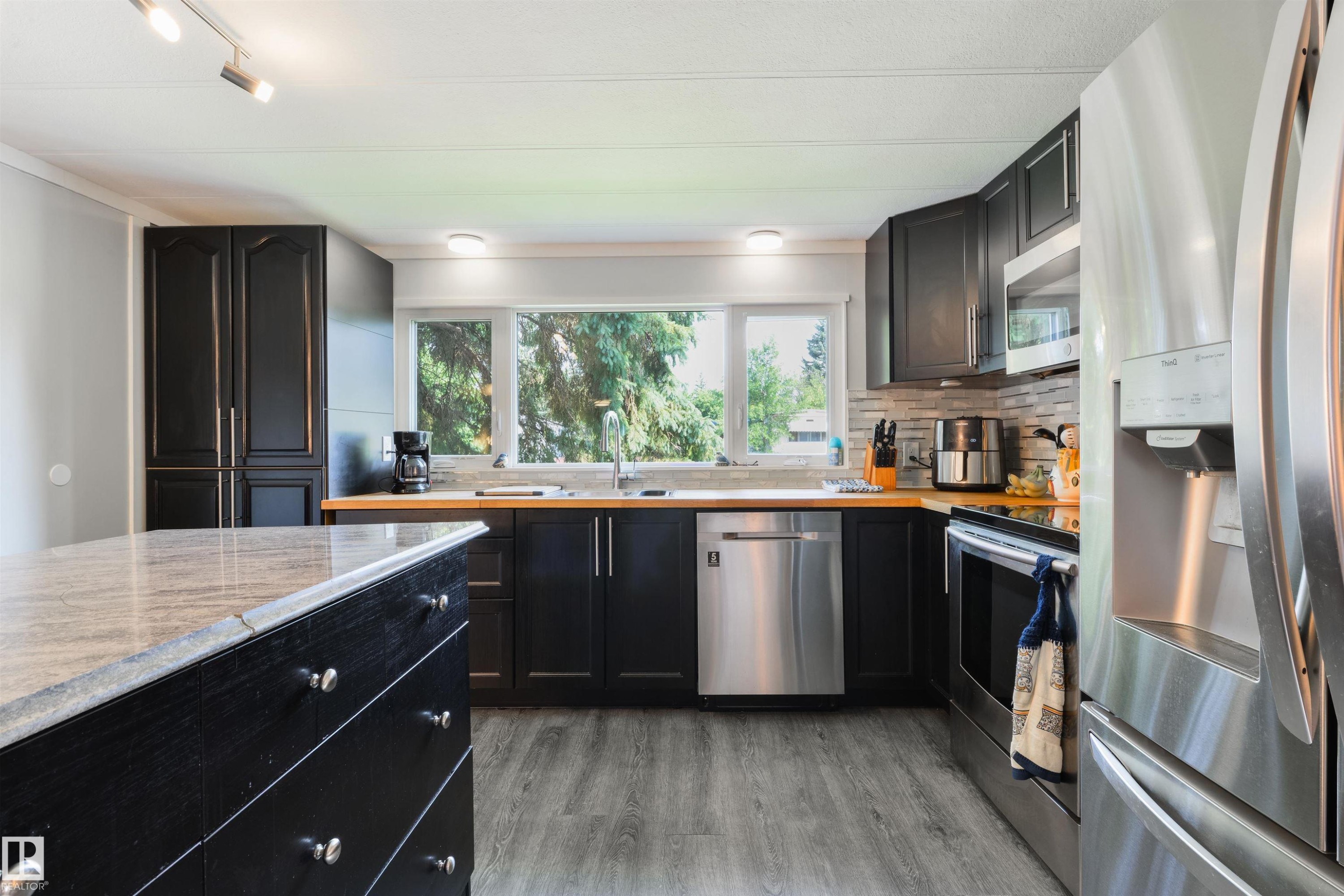 13 The Parkway Northwest, Edmonton, AB - Indoor Photo Showing Kitchen