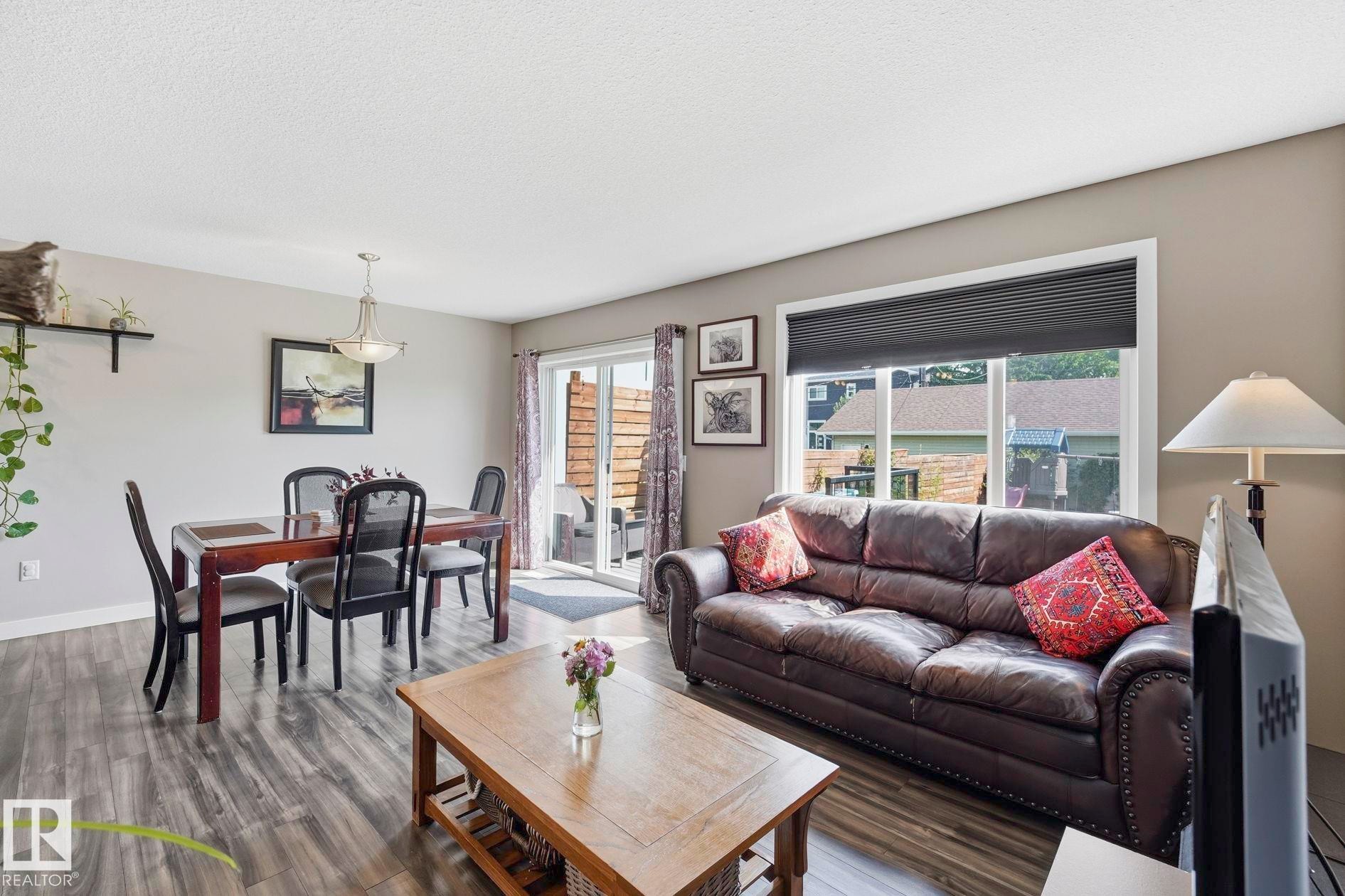 10245 152 Street Nw, Edmonton, AB - Indoor Photo Showing Living Room