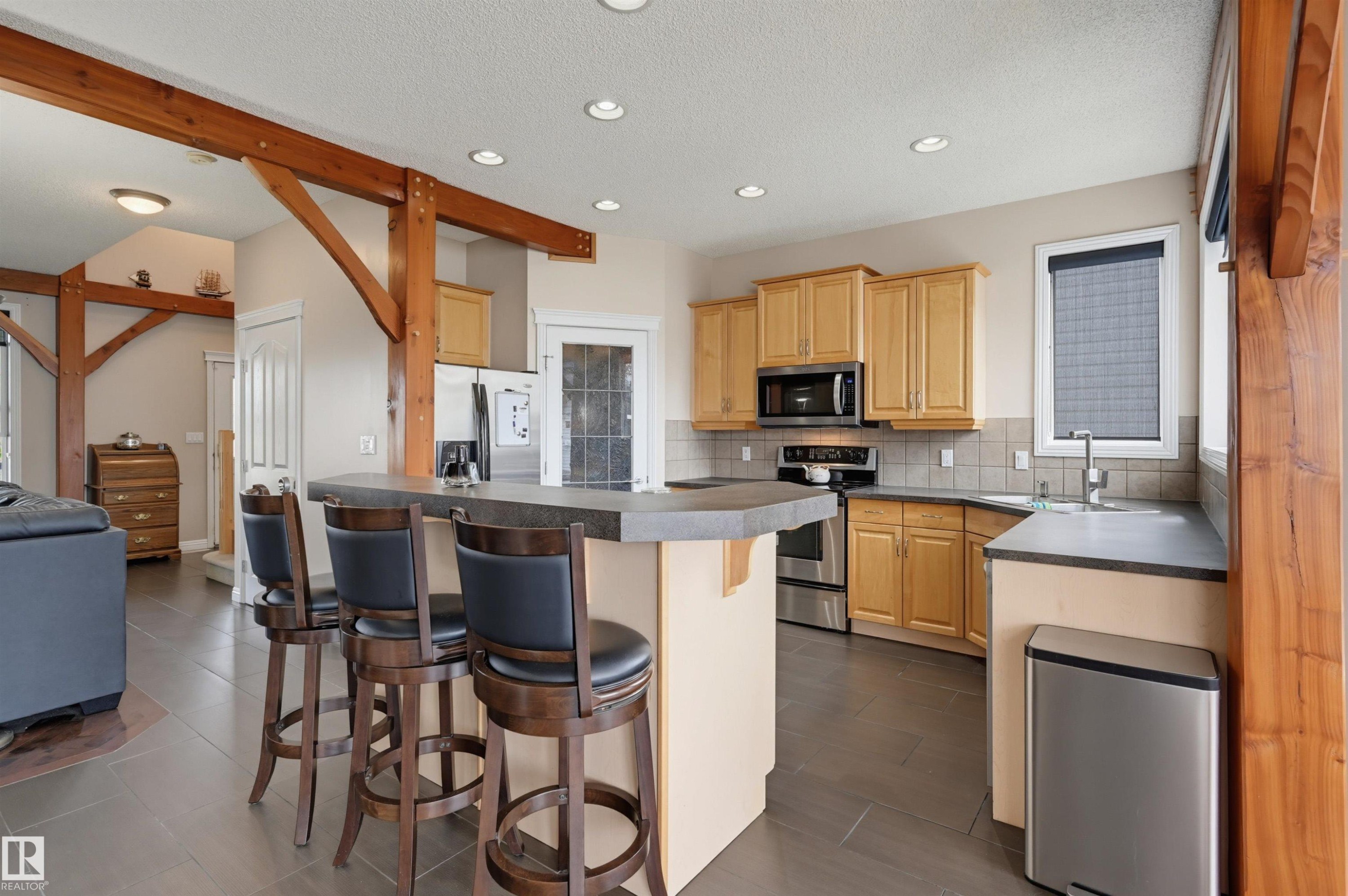 1846 Towne Centre Boulevard Nw, Edmonton, AB - Indoor Photo Showing Kitchen