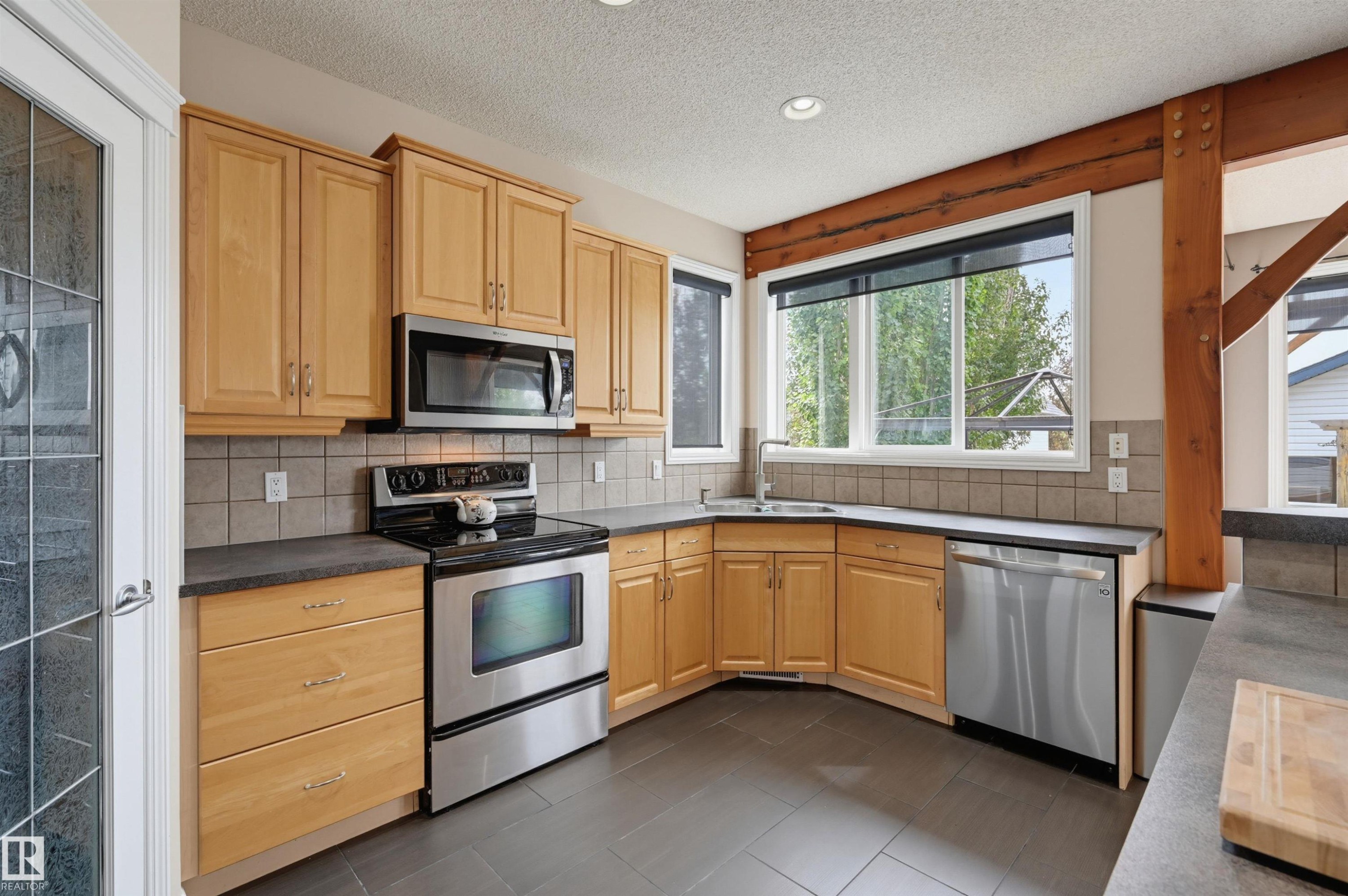 1846 Towne Centre Boulevard Nw, Edmonton, AB - Indoor Photo Showing Kitchen