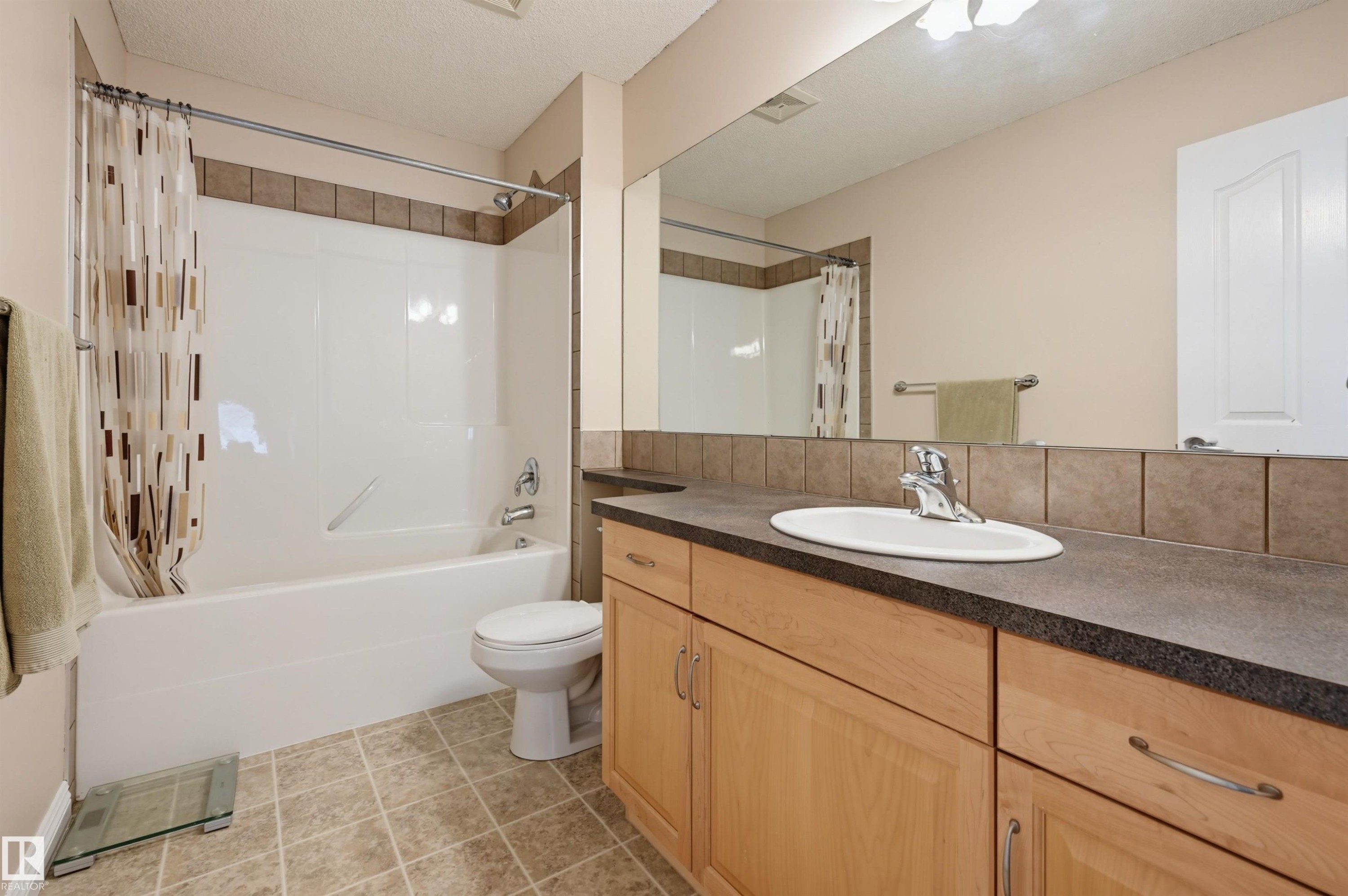 1846 Towne Centre Boulevard Nw, Edmonton, AB - Indoor Photo Showing Bathroom