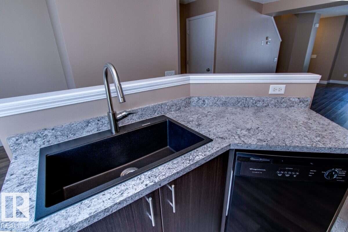 #15 8304 11 Av Sw, Edmonton, AB - Indoor Photo Showing Kitchen