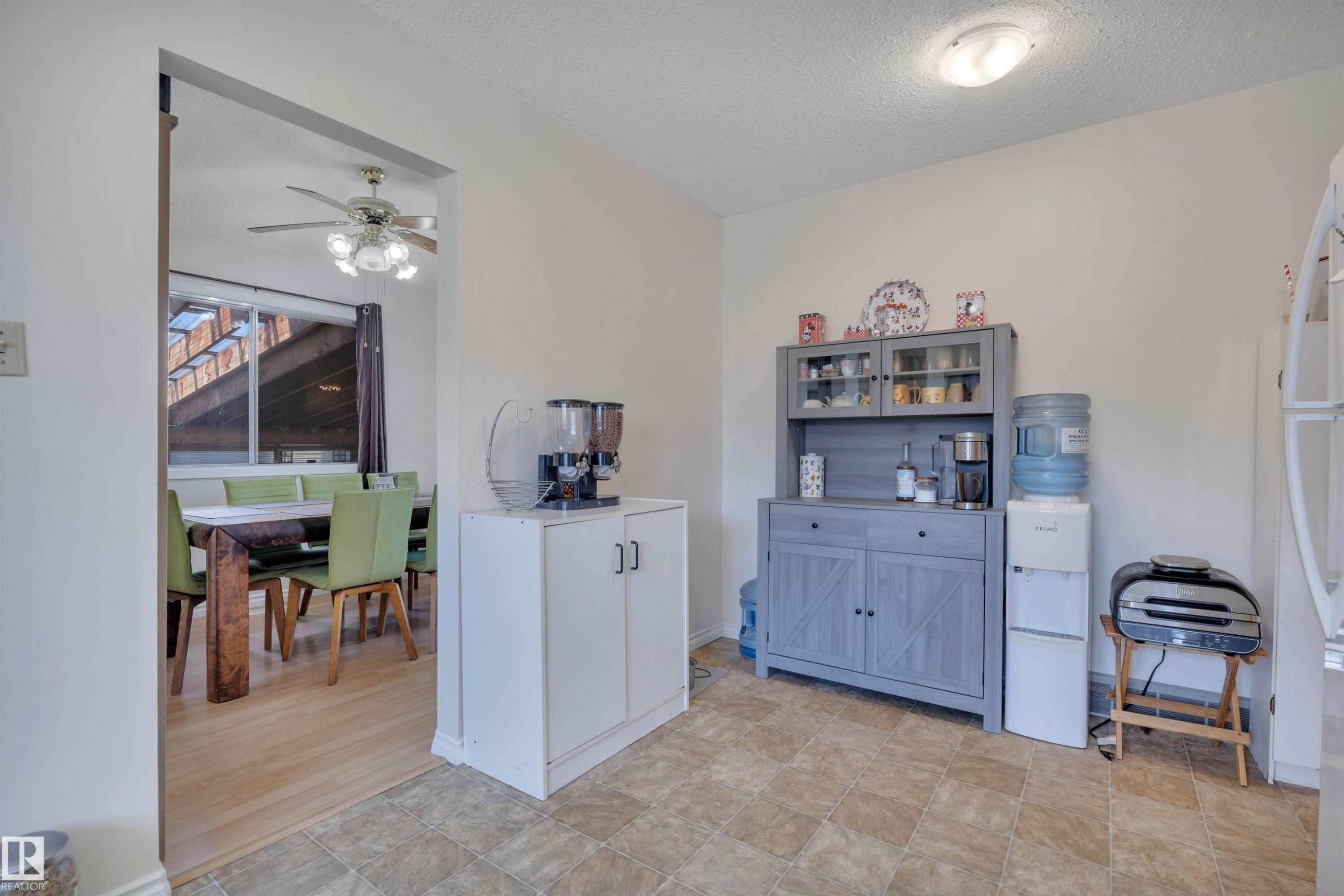 Spacious interior featuring neutral wall tones and diverse flooring - 5411 44 Ave, Wetaskiwin, AB - Indoor