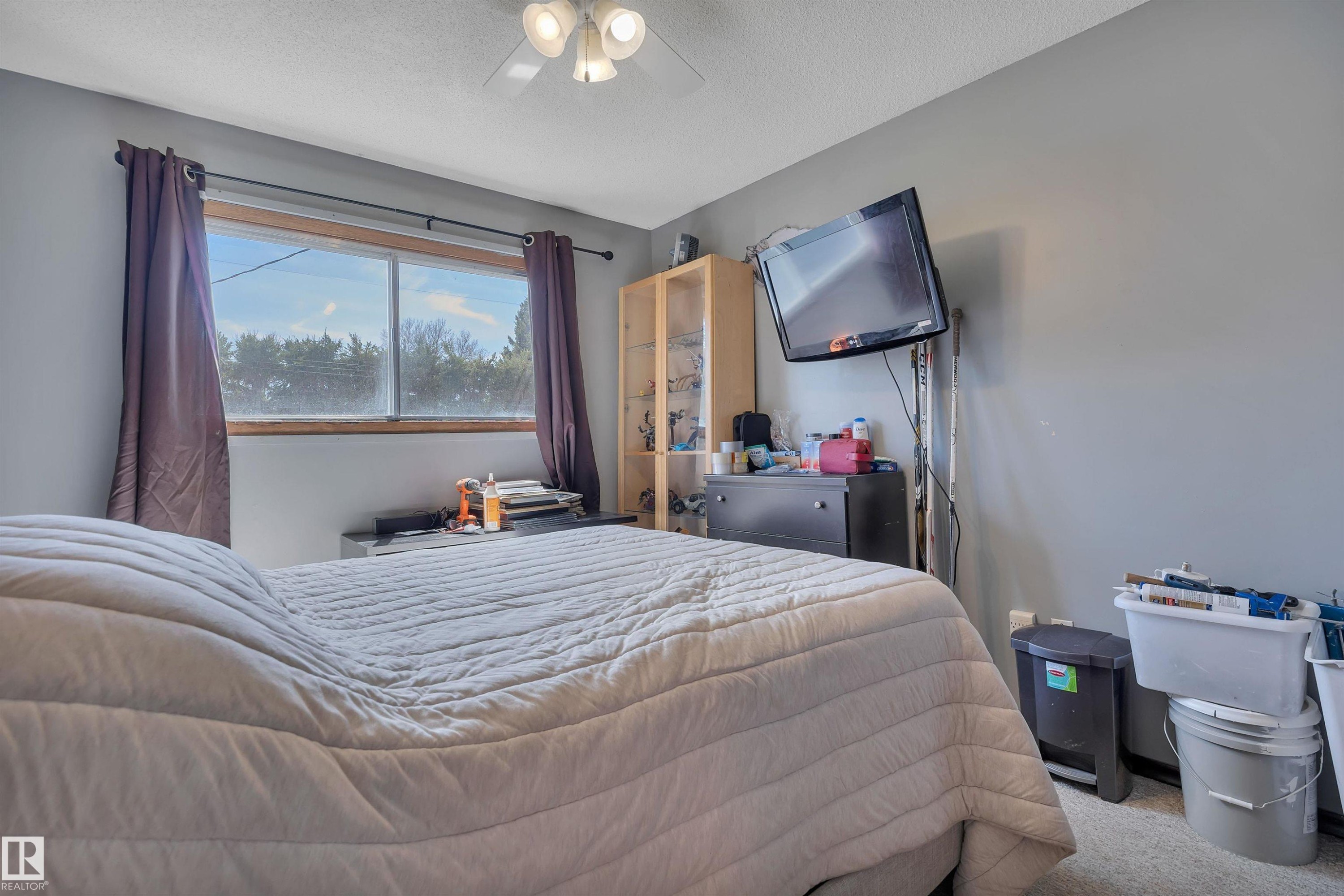Neutral wall paint with textured ceiling - 5411 44 Ave, Wetaskiwin, AB - Indoor Photo Showing Bedroom