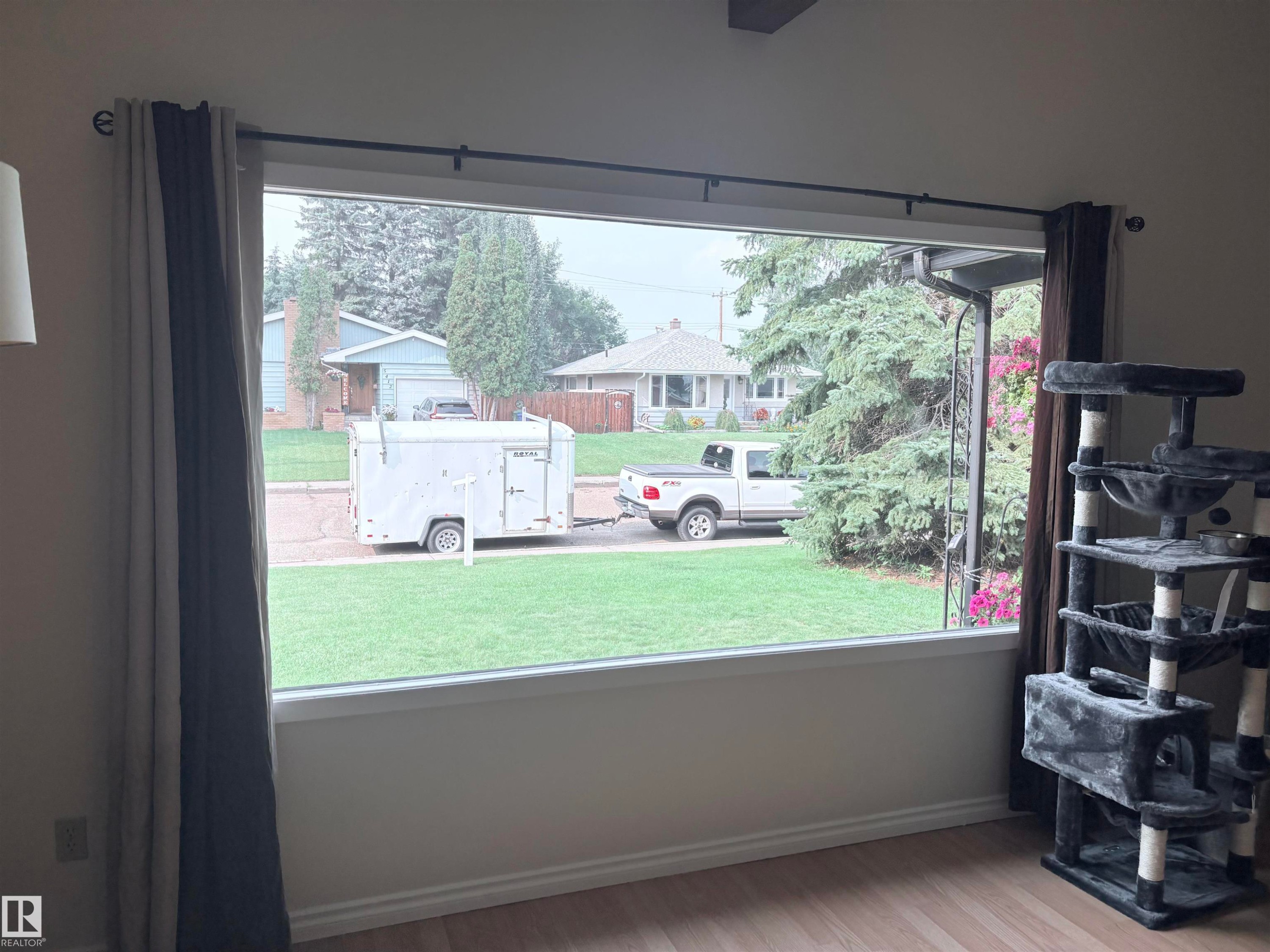 Expansive picture window with white trim, offering abundant natural light - 5411 44 Ave, Wetaskiwin, AB - Indoor