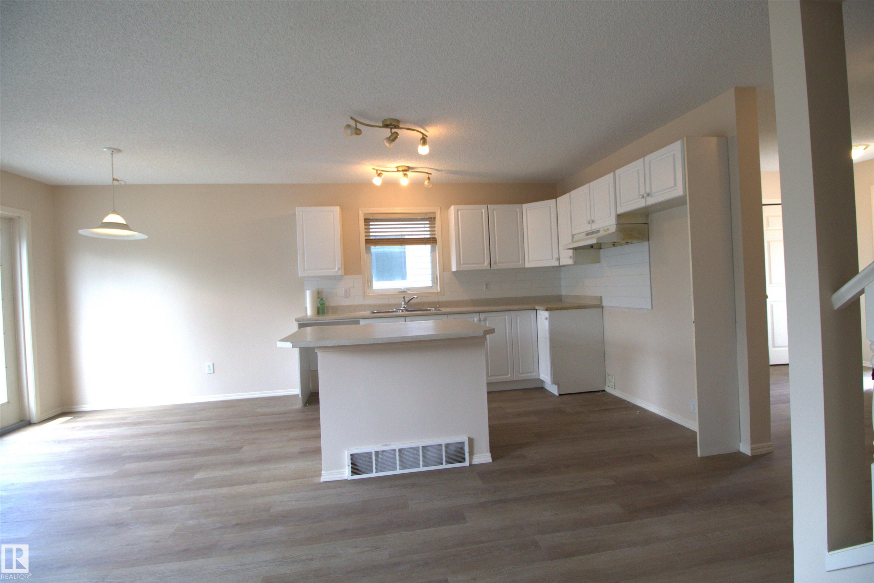 #26 13403 Cumberland Rd Nw, Edmonton, AB - Indoor Photo Showing Kitchen