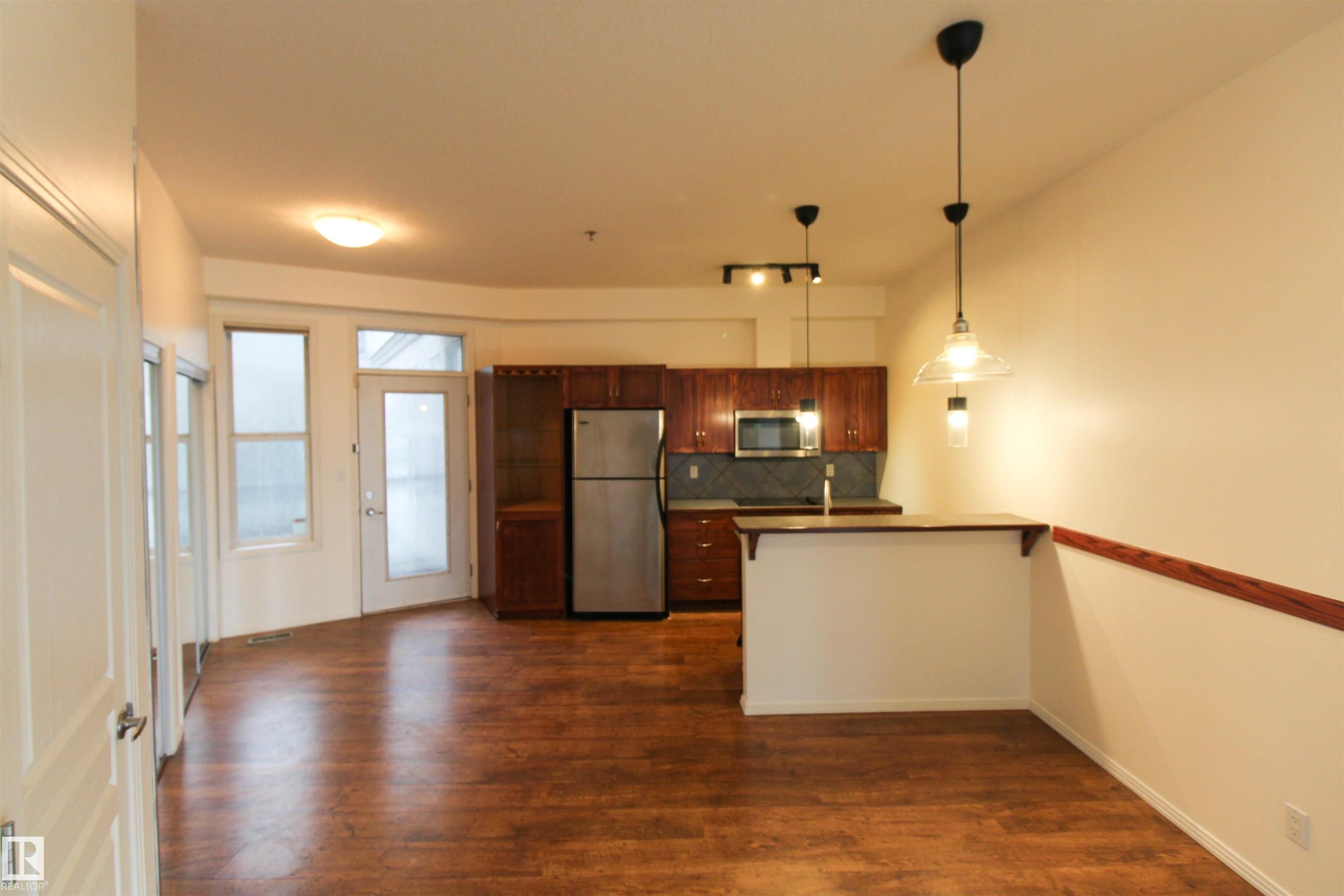 #347 4827 104A St Nw, Edmonton, AB - Indoor Photo Showing Kitchen
