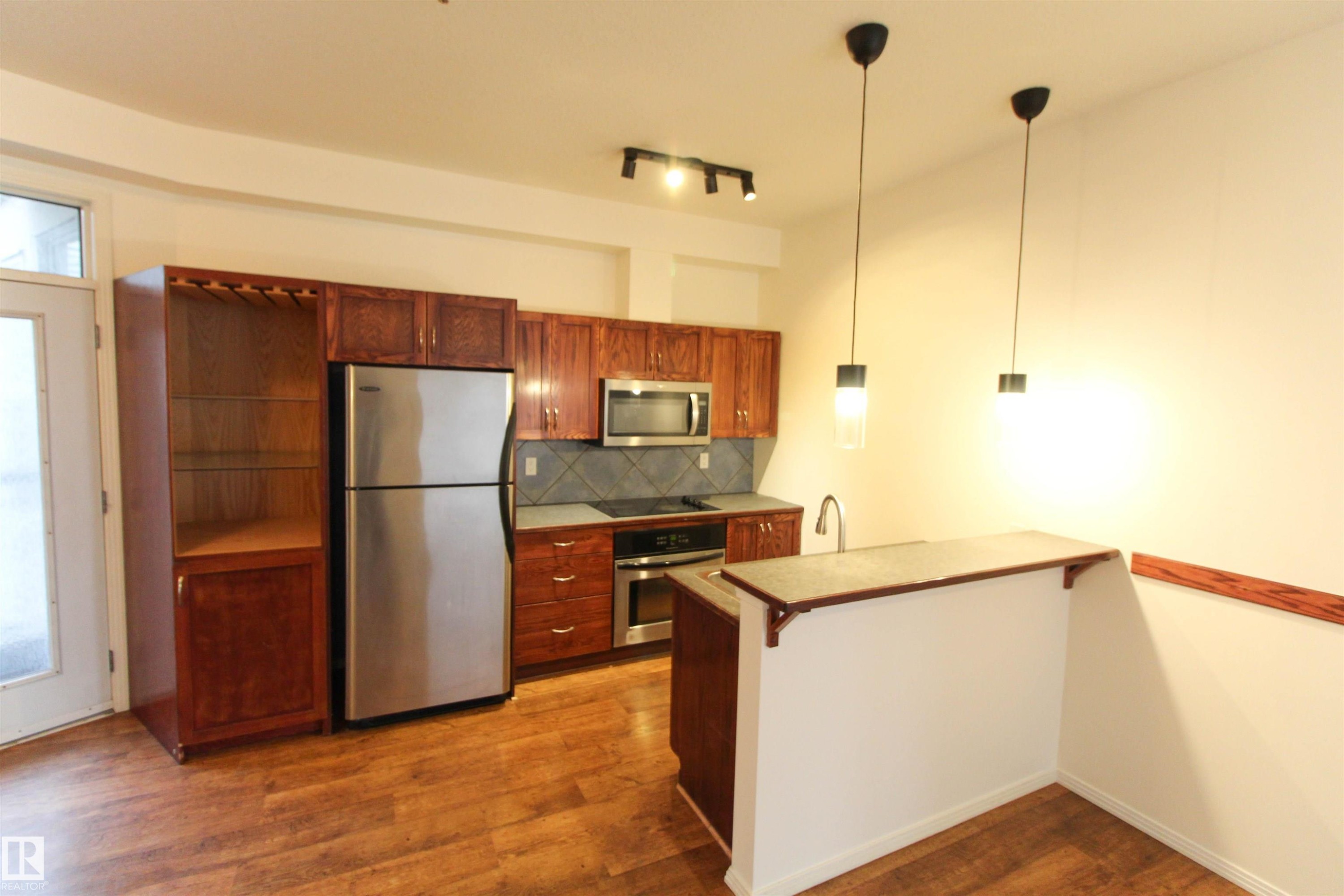 #347 4827 104A St Nw, Edmonton, AB - Indoor Photo Showing Kitchen