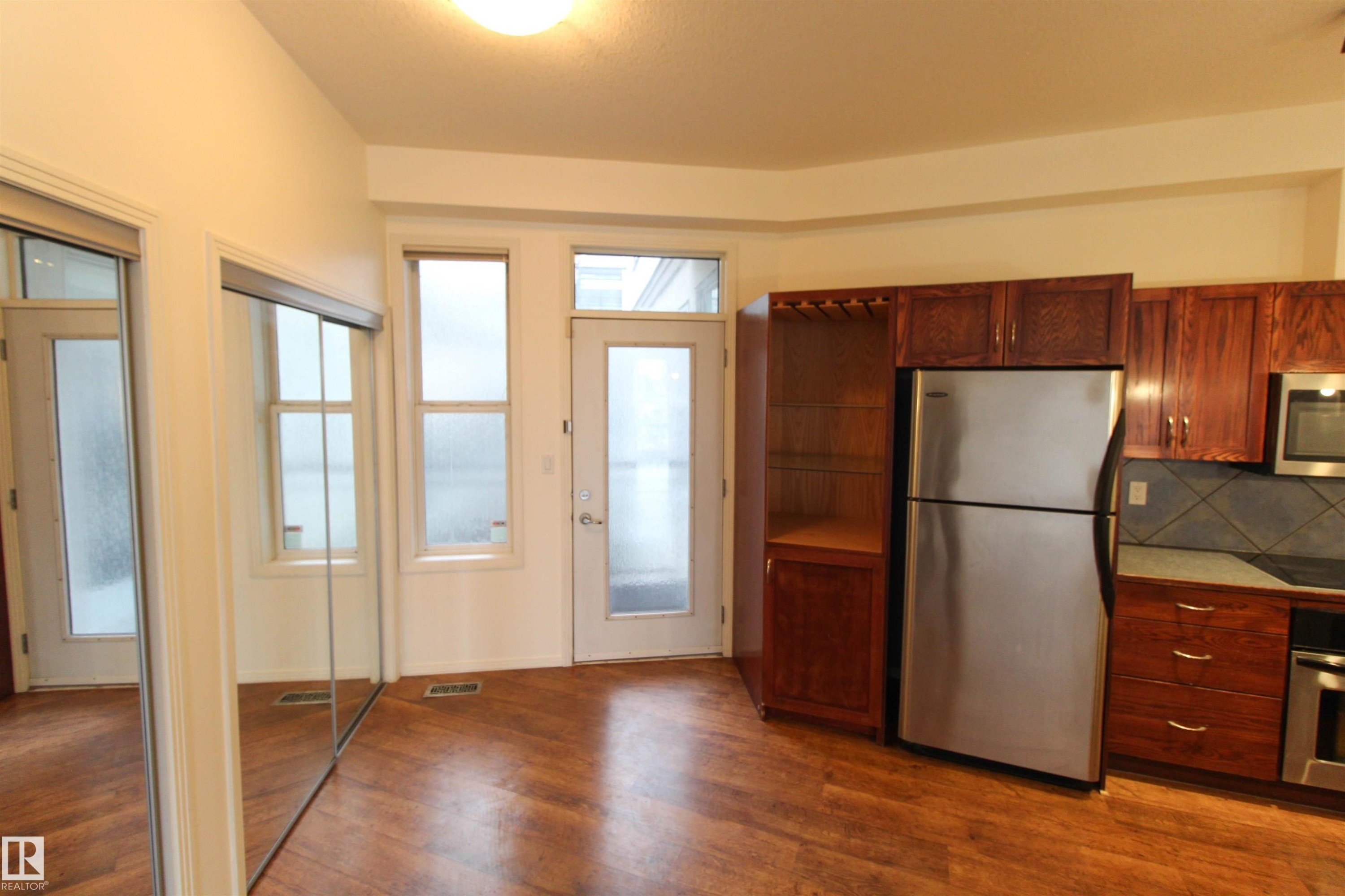#347 4827 104A St Nw, Edmonton, AB - Indoor Photo Showing Kitchen