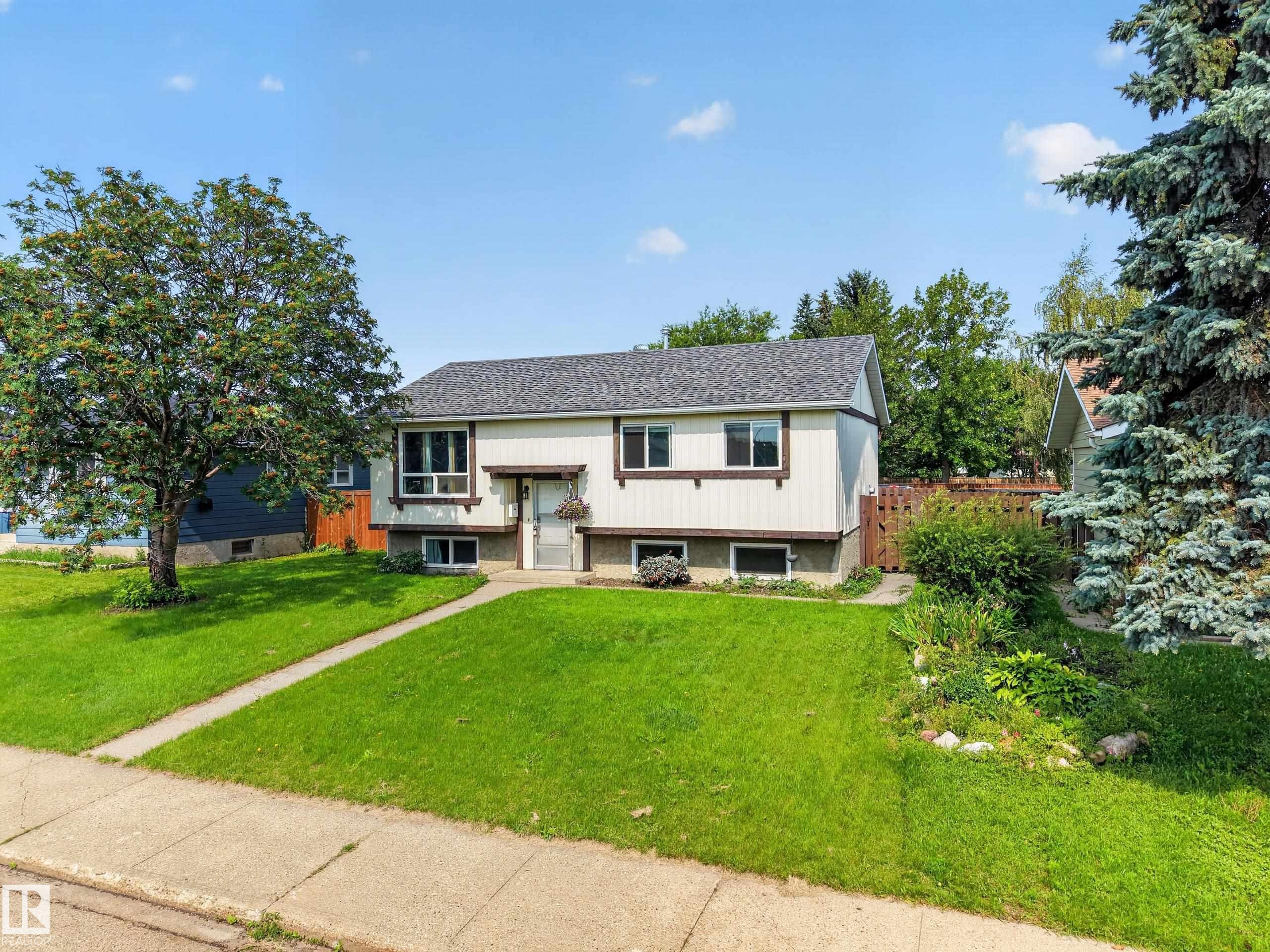 Split-level residence featuring a dark shingle roof and light-colored siding - 156 Clareview Road Nw, Edmonton, AB - Outdoor