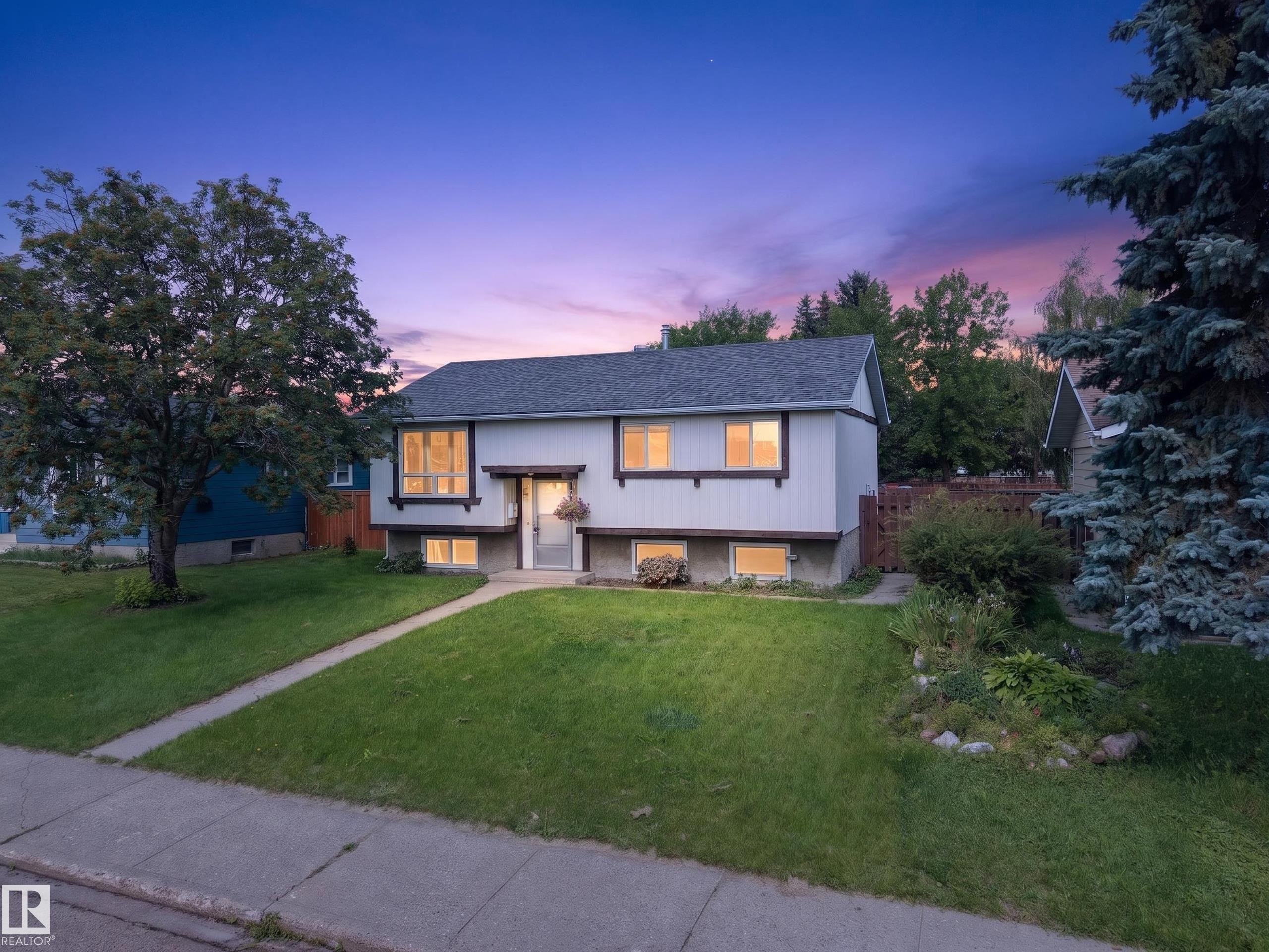Split-level residence featuring a light-colored exterior and dark trim accents - 156 Clareview Road Nw, Edmonton, AB - Outdoor