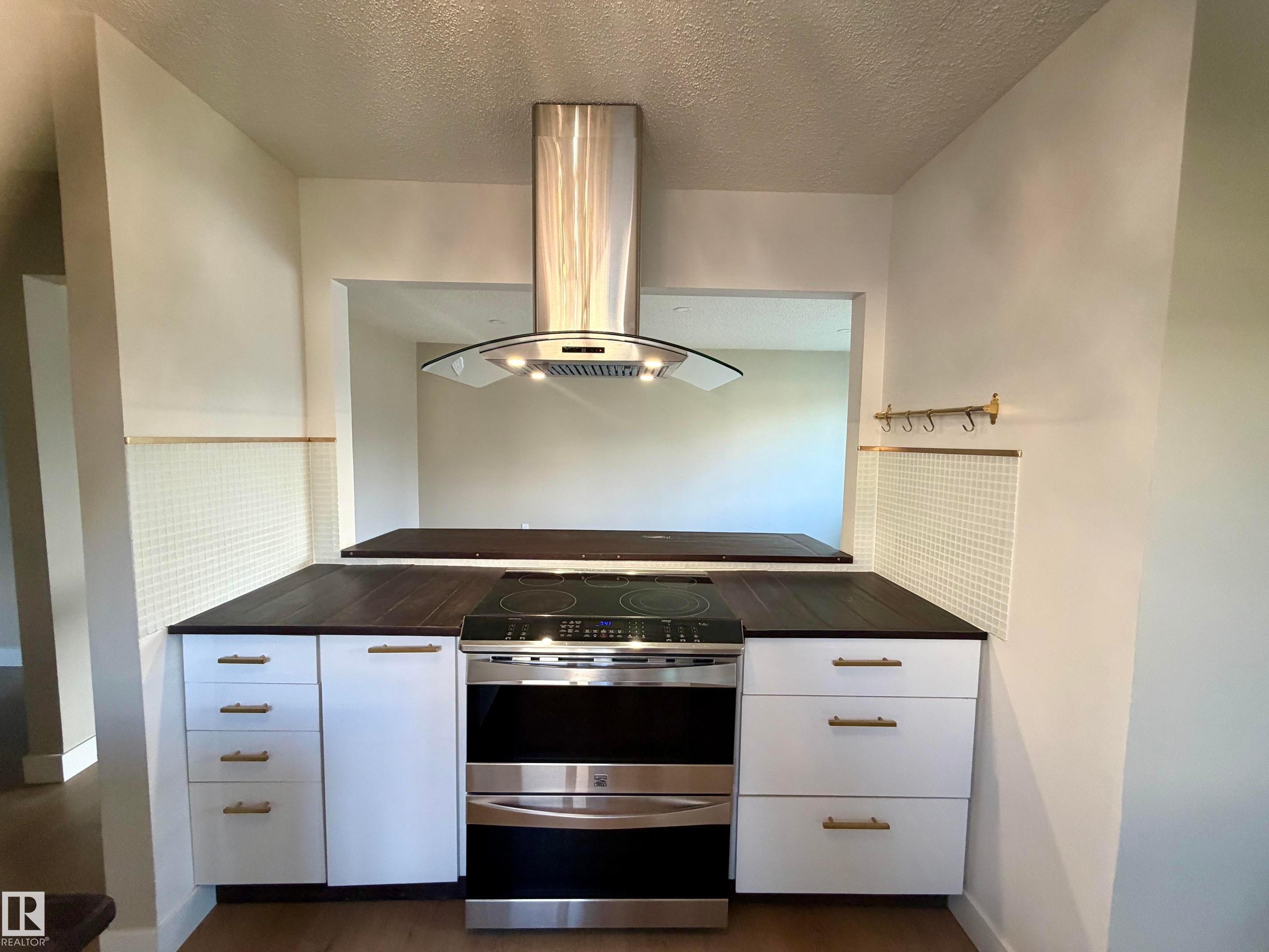 4204 42 Avenue, Stony Plain, AB - Indoor Photo Showing Kitchen