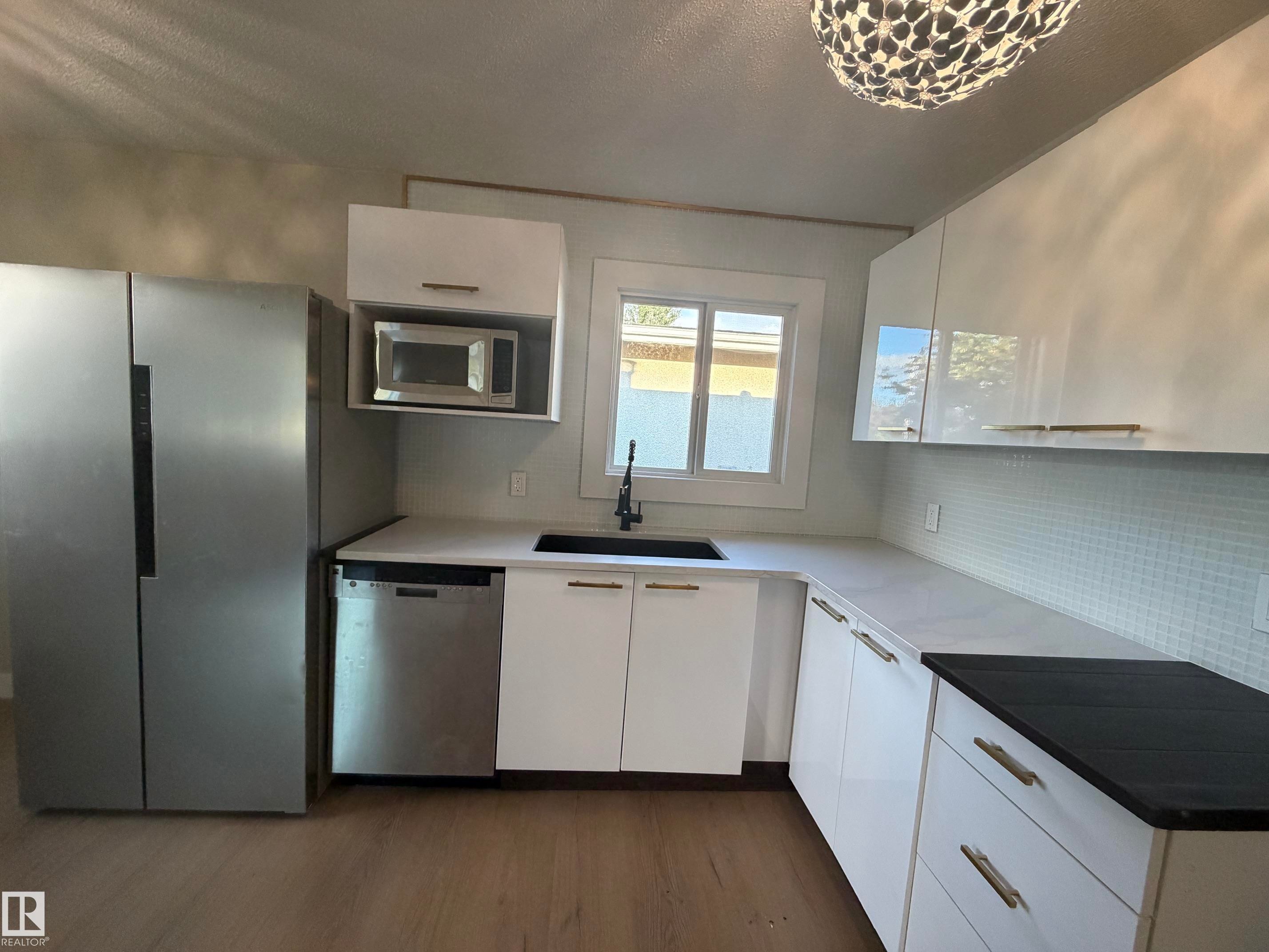 4204 42 Avenue, Stony Plain, AB - Indoor Photo Showing Kitchen