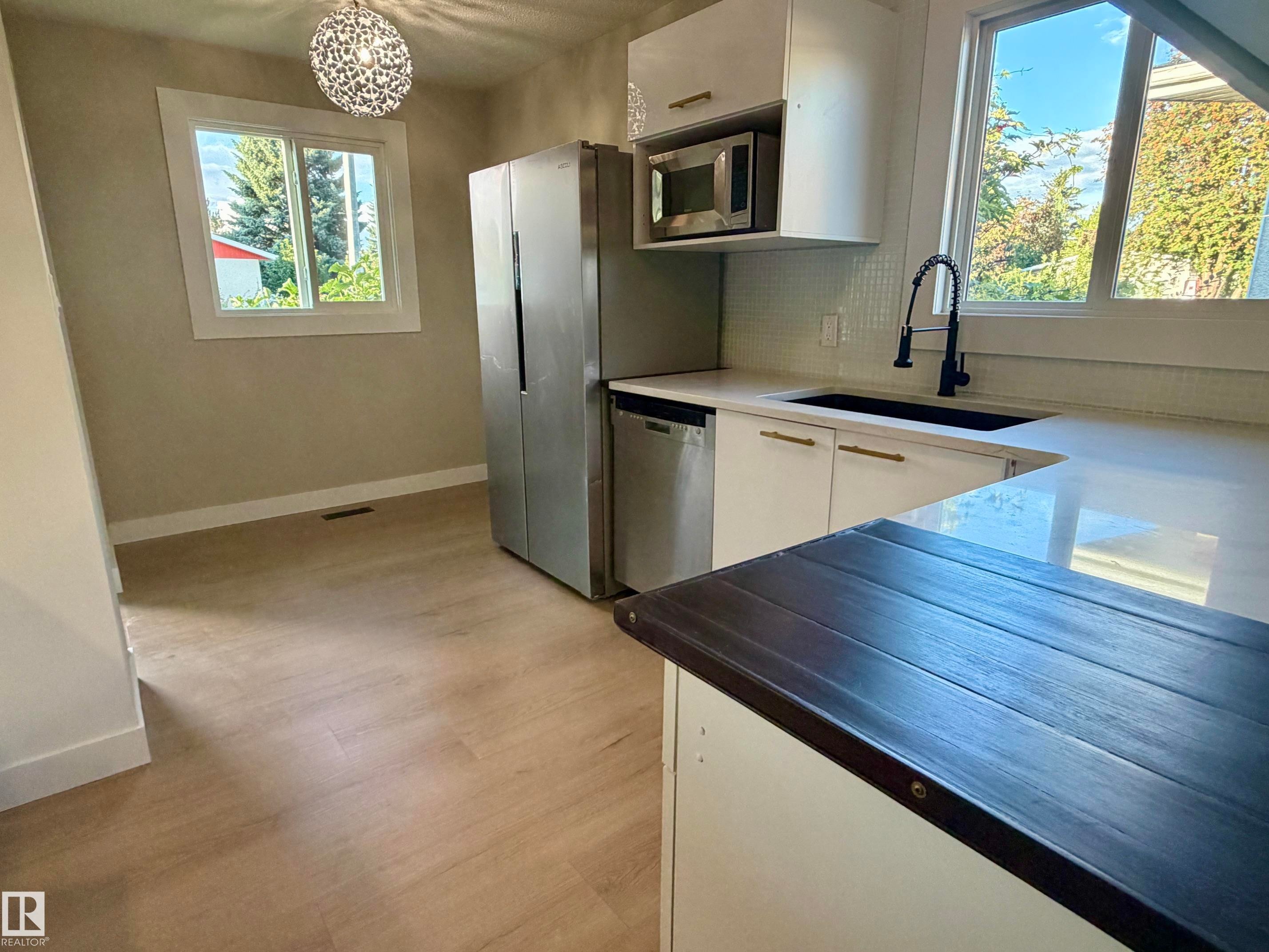 4204 42 Avenue, Stony Plain, AB - Indoor Photo Showing Kitchen