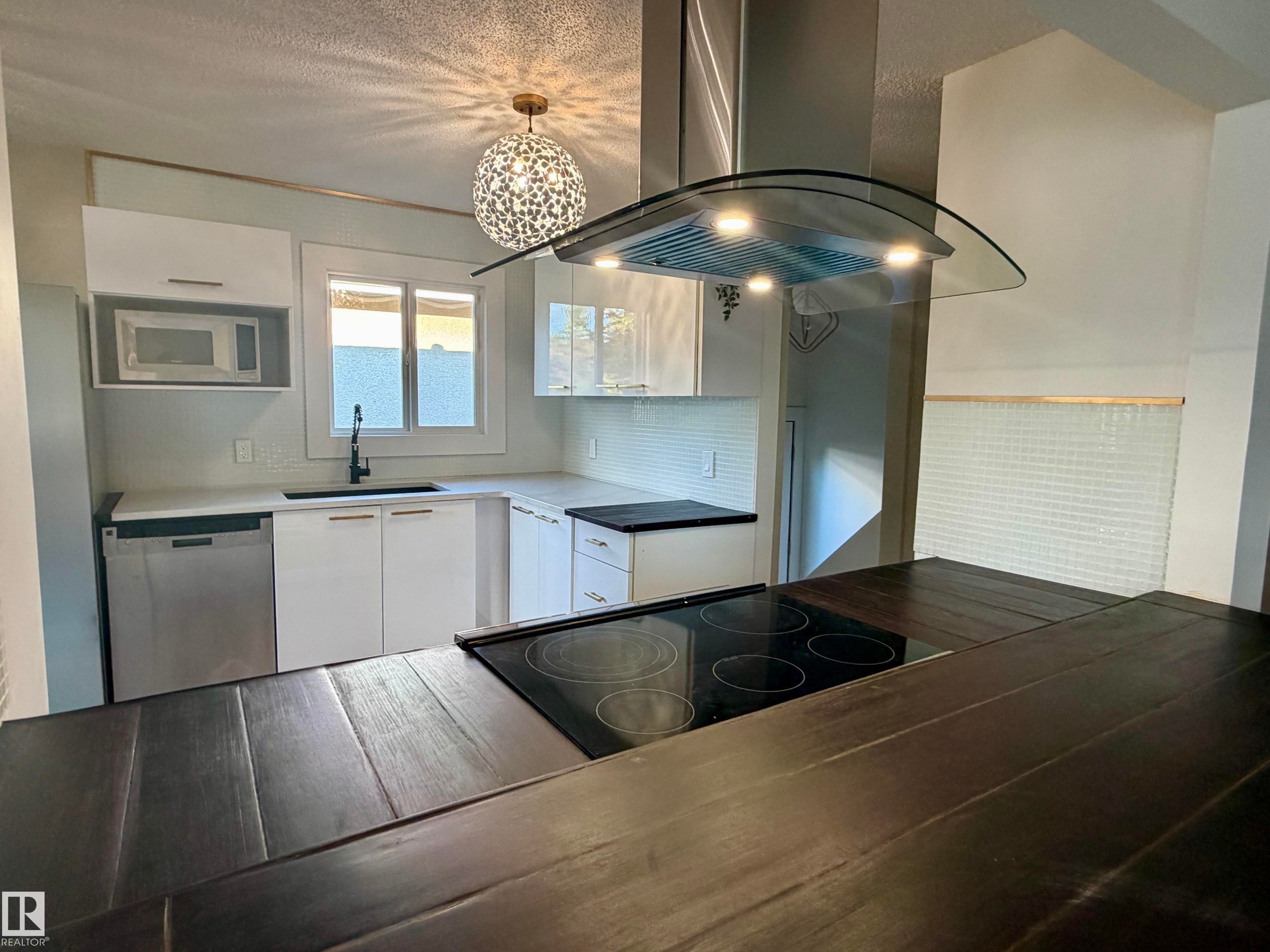4204 42 Avenue, Stony Plain, AB - Indoor Photo Showing Kitchen