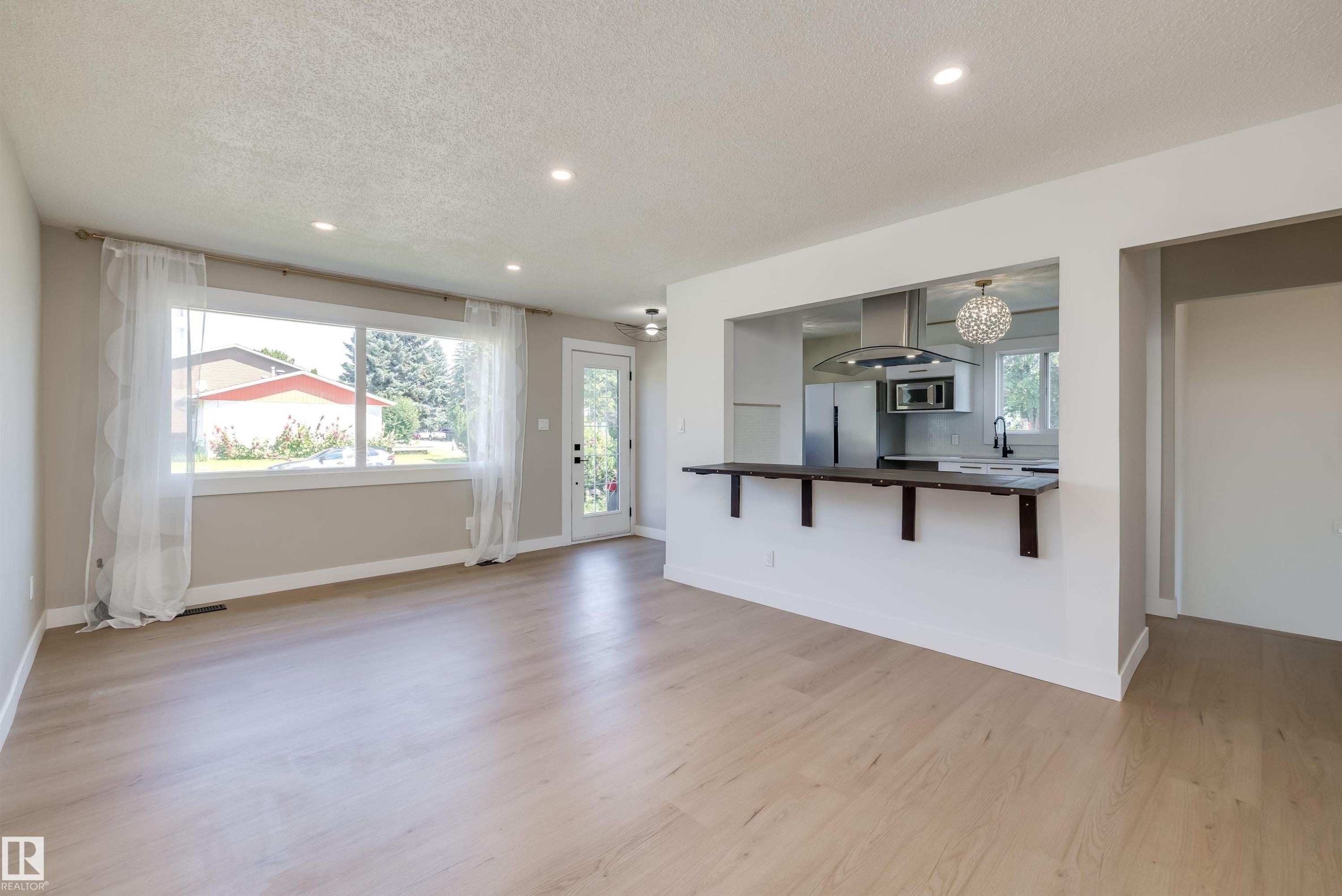 4204 42 Avenue, Stony Plain, AB - Indoor Photo Showing Kitchen