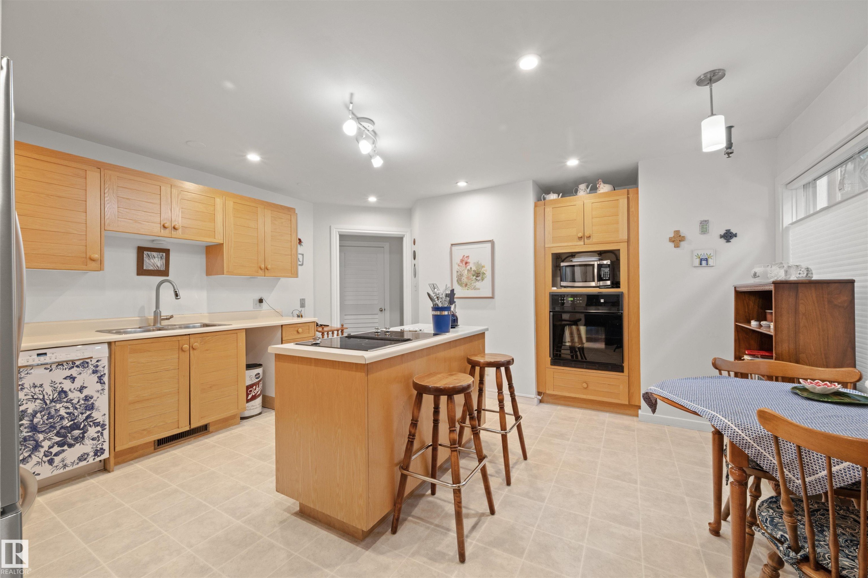 #1 14824 45 Av Nw, Edmonton, AB - Indoor Photo Showing Other Room