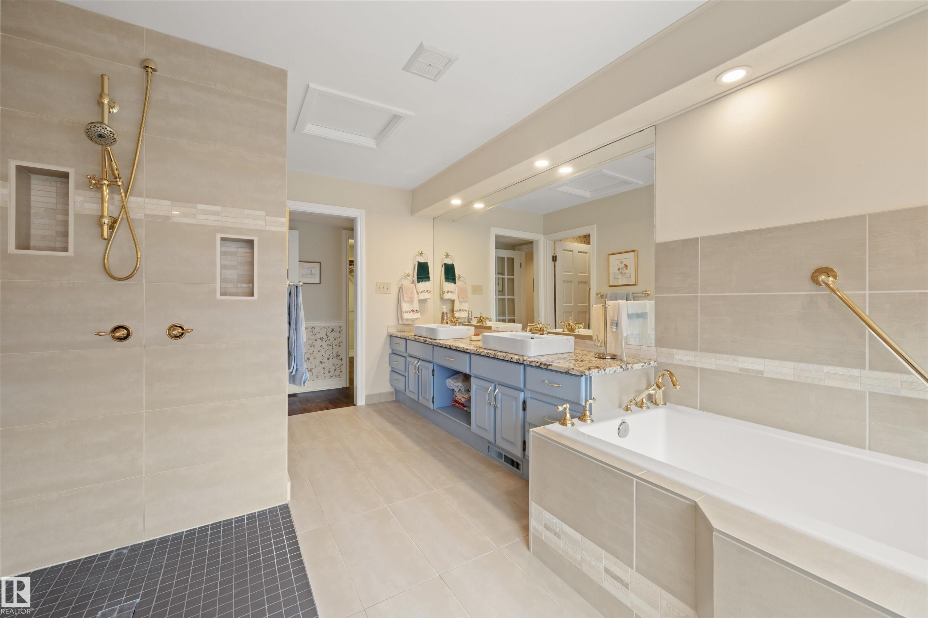 #1 14824 45 Av Nw, Edmonton, AB - Indoor Photo Showing Bathroom