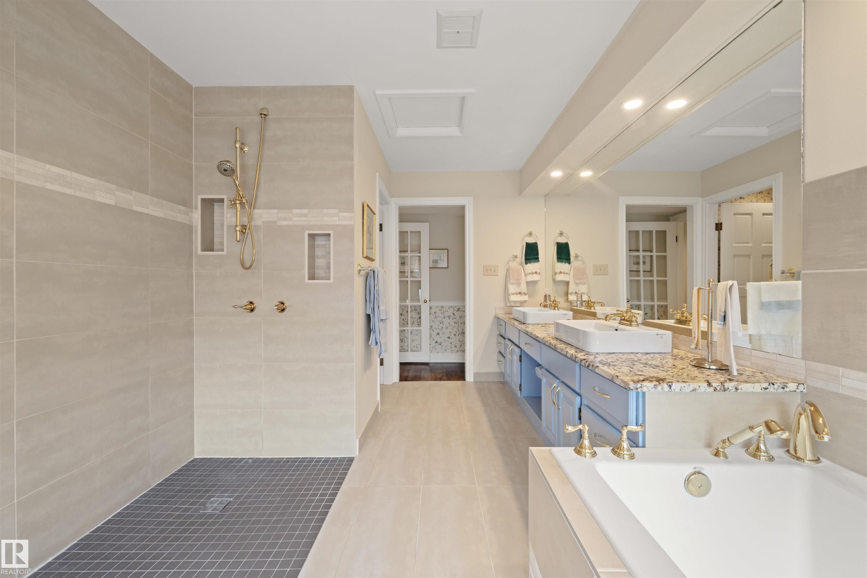 #1 14824 45 Av Nw, Edmonton, AB - Indoor Photo Showing Bathroom