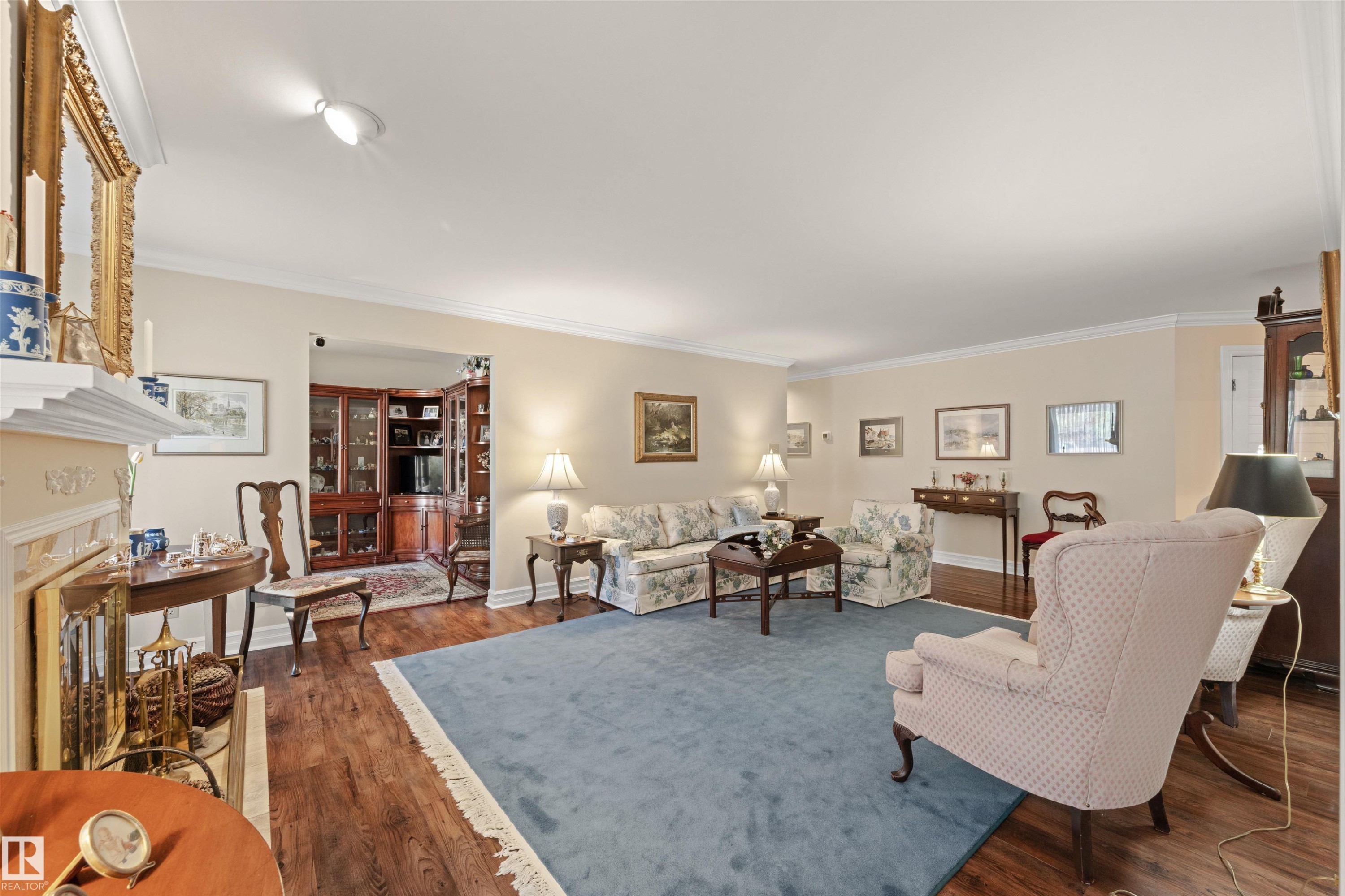 #1 14824 45 Av Nw, Edmonton, AB - Indoor Photo Showing Living Room