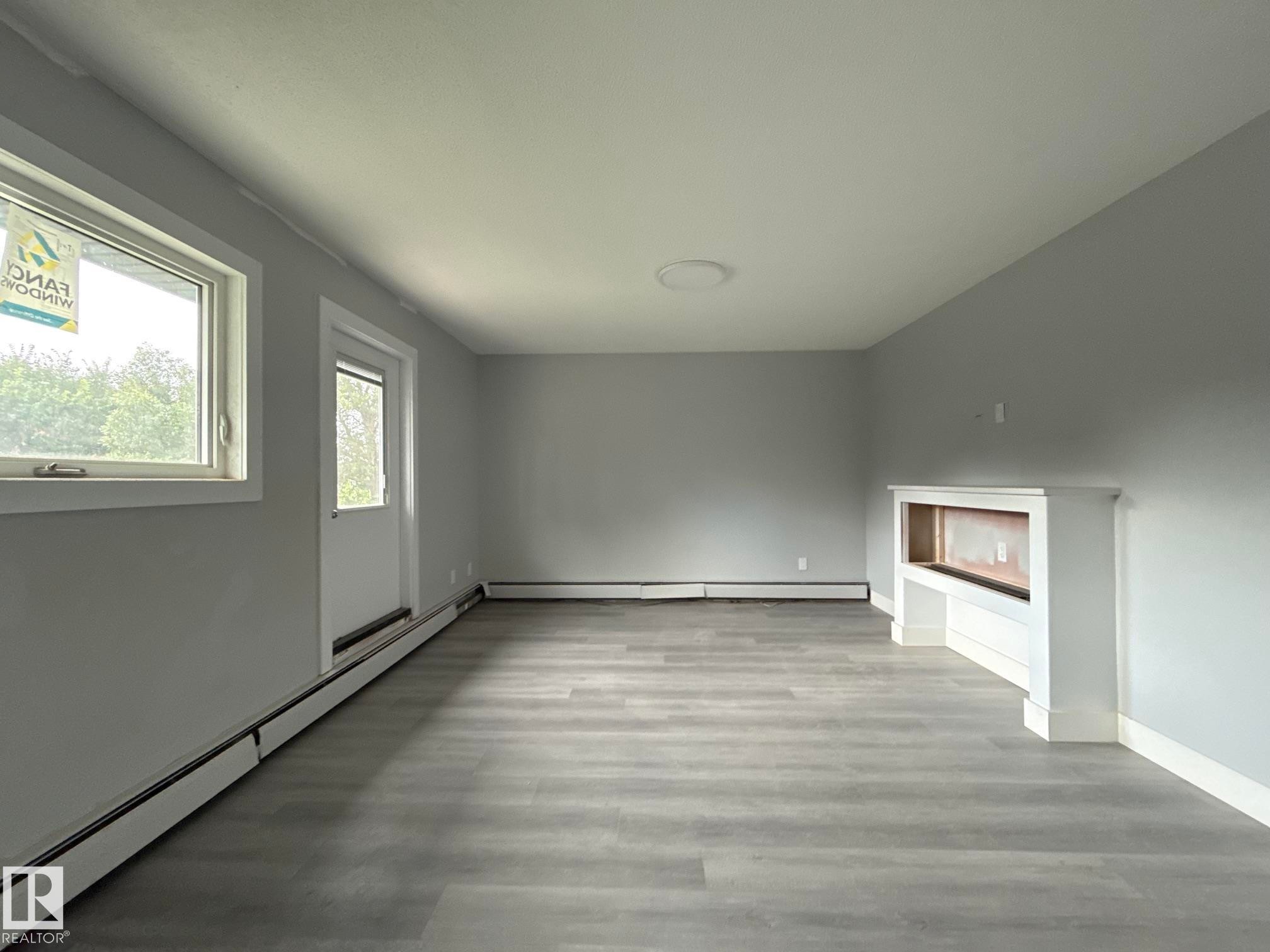 8732 101 Avenue Nw, Edmonton, AB - Indoor Photo Showing Other Room