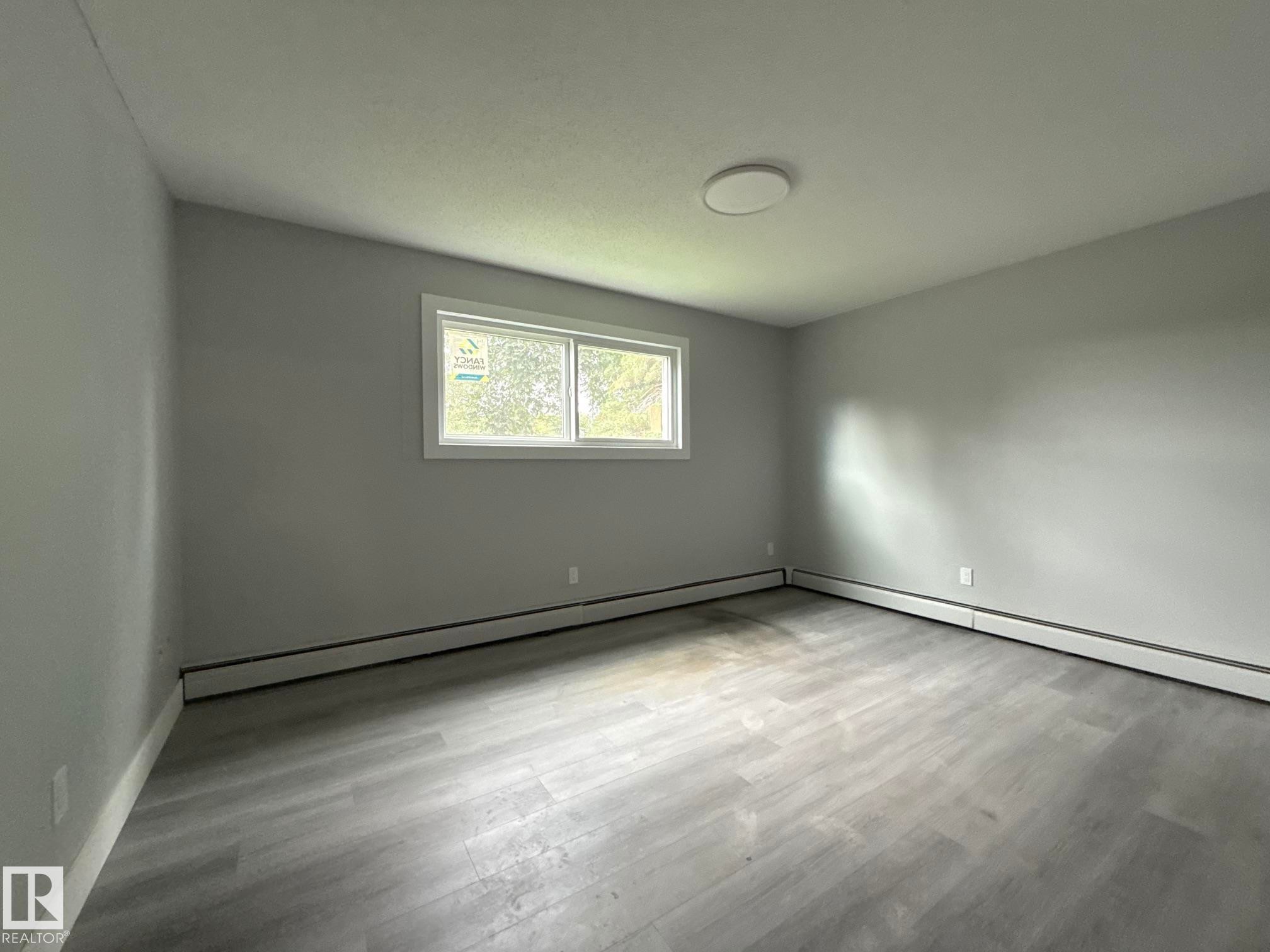 8732 101 Avenue Nw, Edmonton, AB - Indoor Photo Showing Other Room