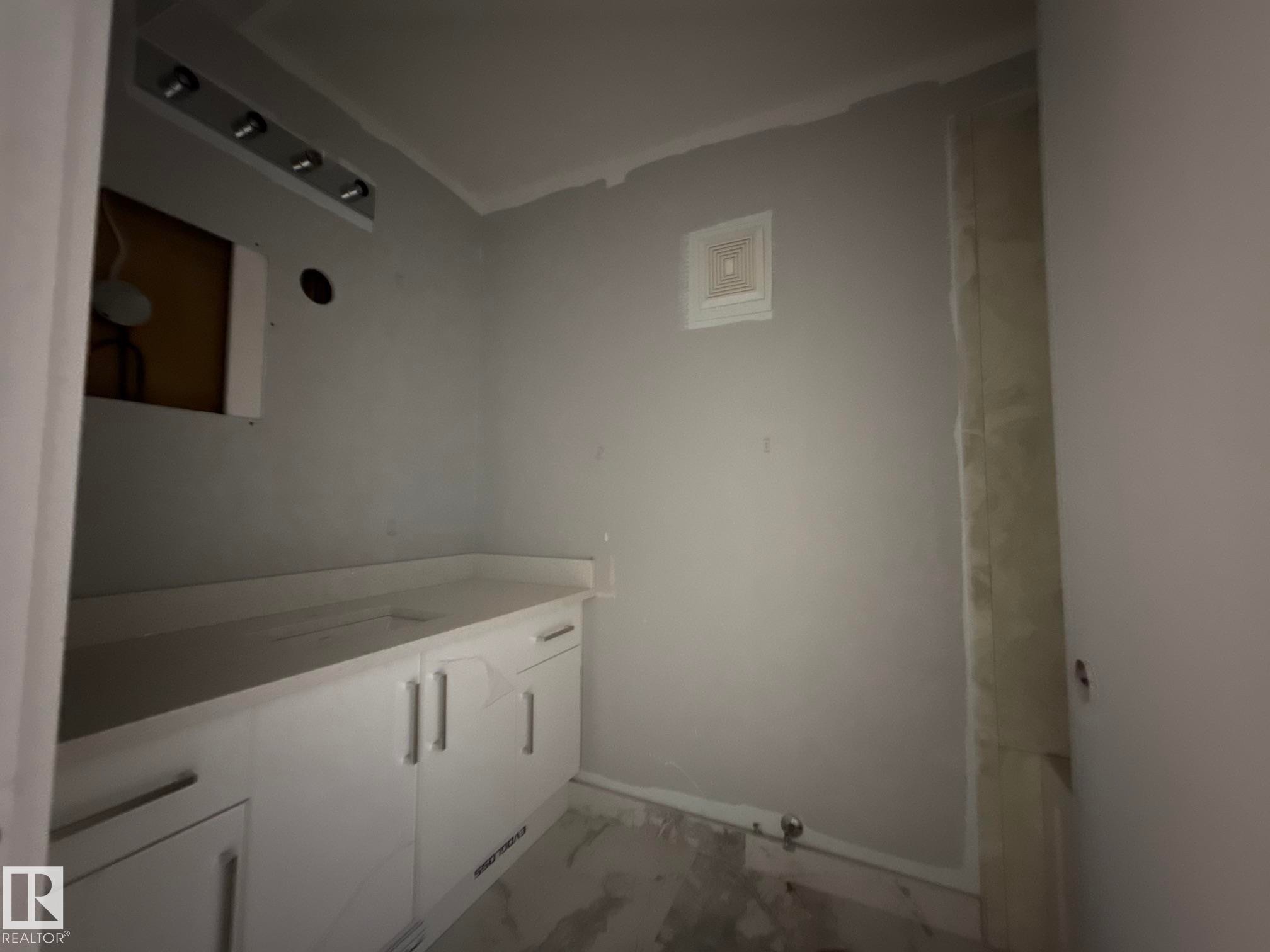8732 101 Avenue Nw, Edmonton, AB - Indoor Photo Showing Other Room