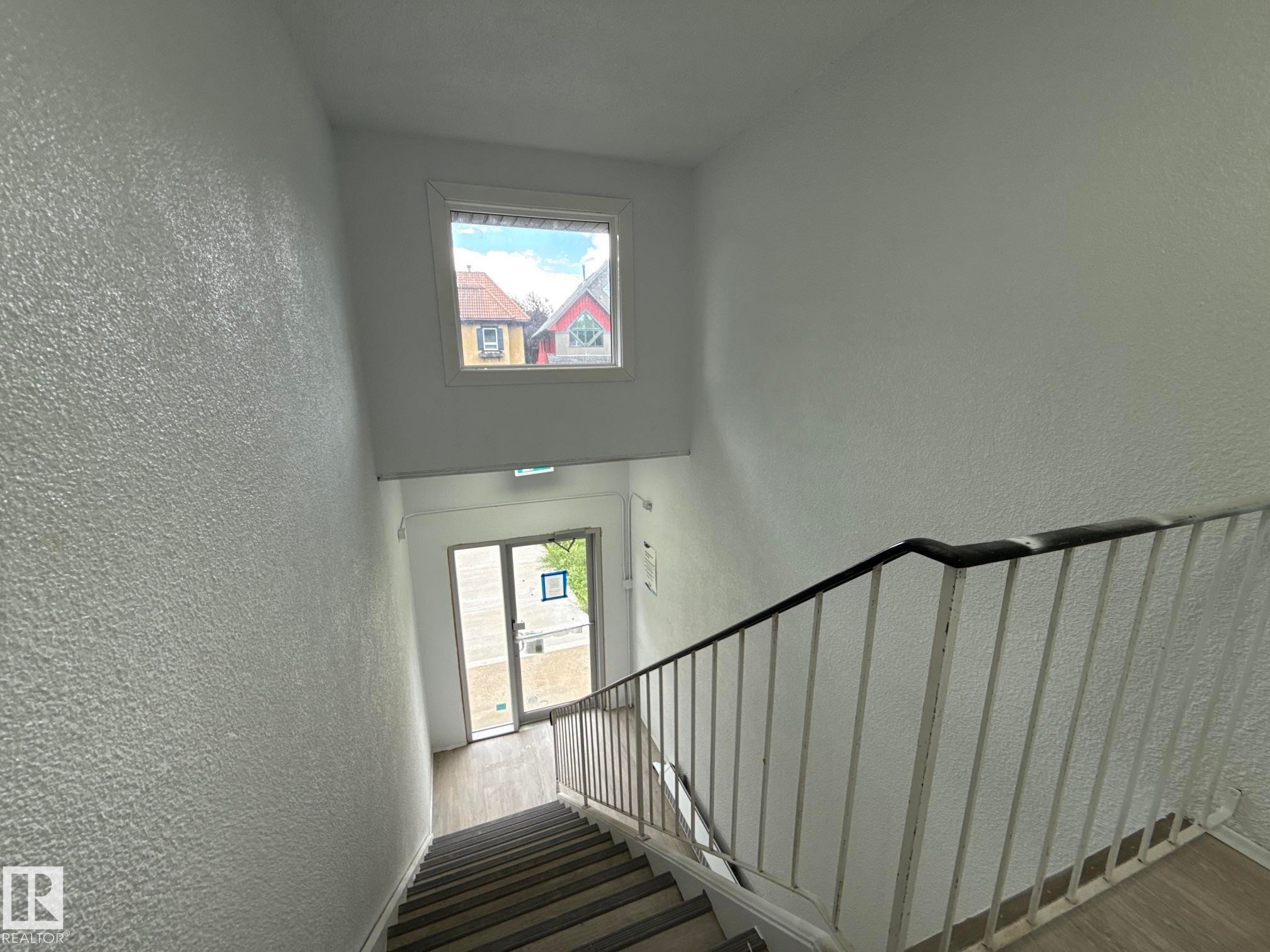 8732 101 Avenue Nw, Edmonton, AB - Indoor Photo Showing Other Room