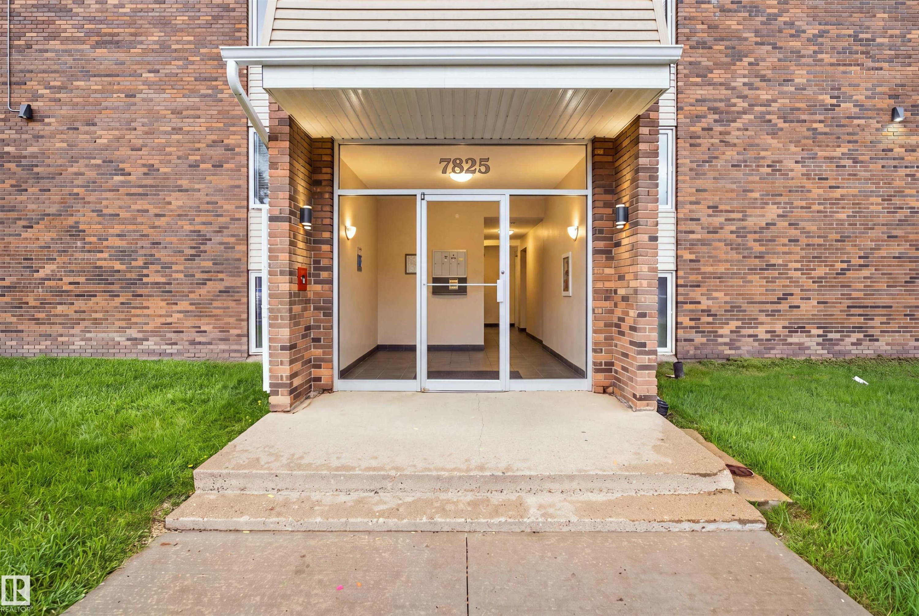 Brick exterior with a covered entry - 7825 159 Street Nw, Edmonton, AB - Outdoor