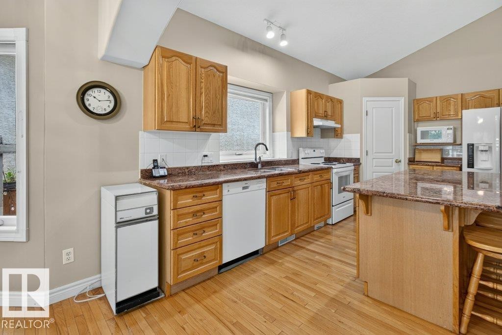 925 Burrows Crescent Nw, Edmonton, AB - Indoor Photo Showing Kitchen
