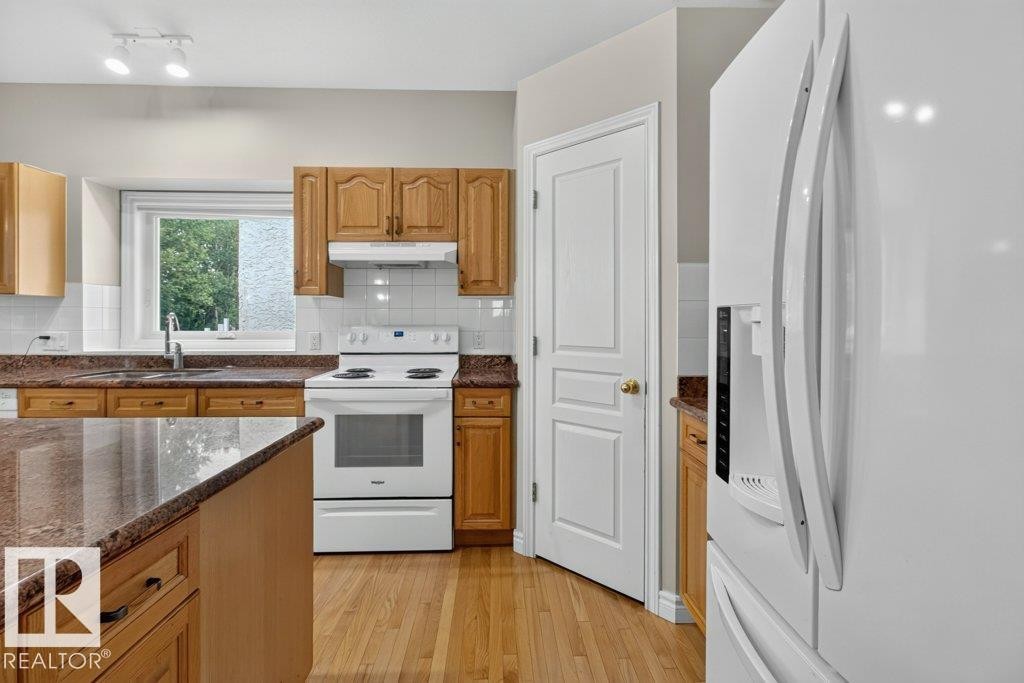 925 Burrows Crescent Nw, Edmonton, AB - Indoor Photo Showing Kitchen