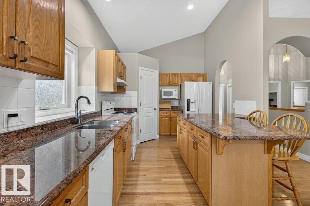 925 Burrows Crescent Nw, Edmonton, AB - Indoor Photo Showing Kitchen With Double Sink With Upgraded Kitchen