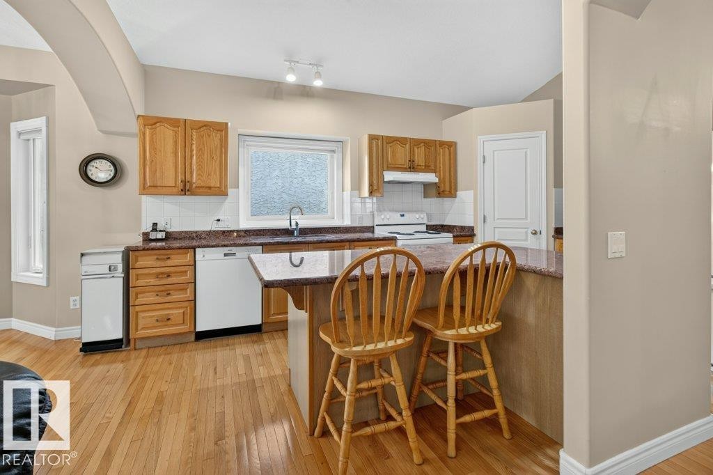925 Burrows Crescent Nw, Edmonton, AB - Indoor Photo Showing Kitchen