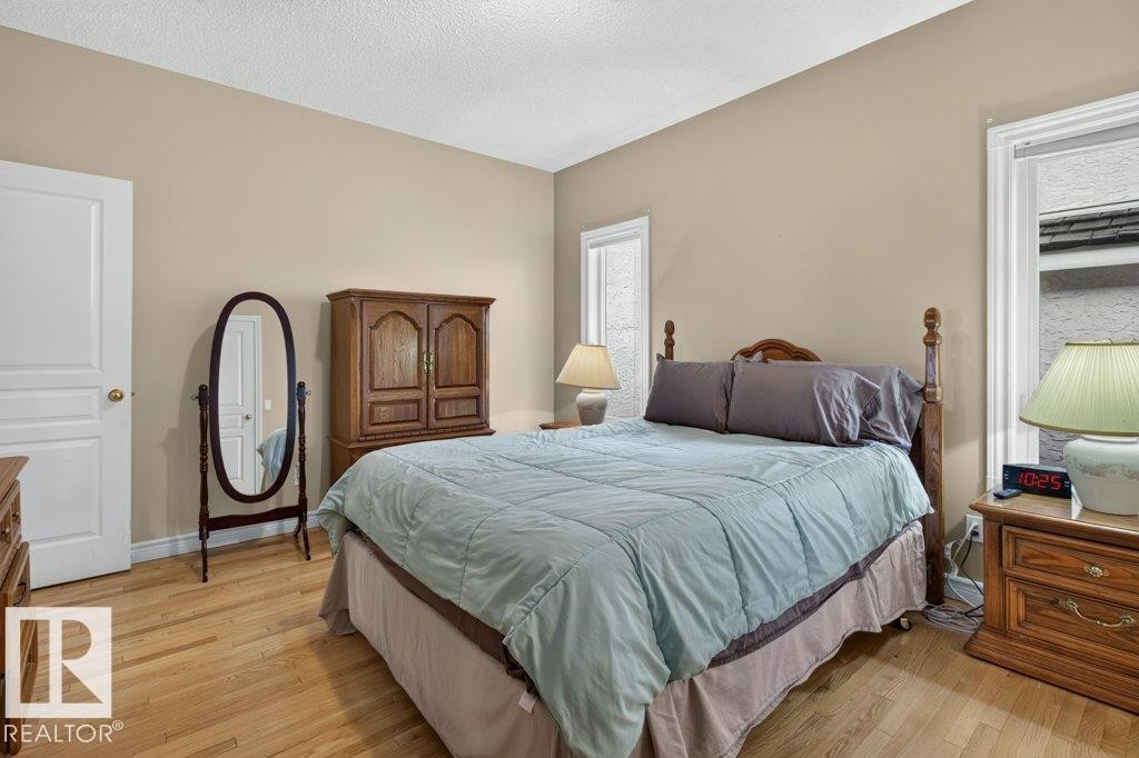 925 Burrows Crescent Nw, Edmonton, AB - Indoor Photo Showing Bedroom