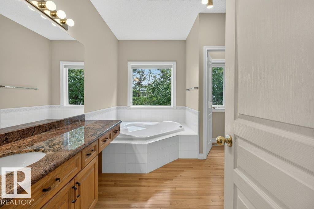 925 Burrows Crescent Nw, Edmonton, AB - Indoor Photo Showing Bathroom