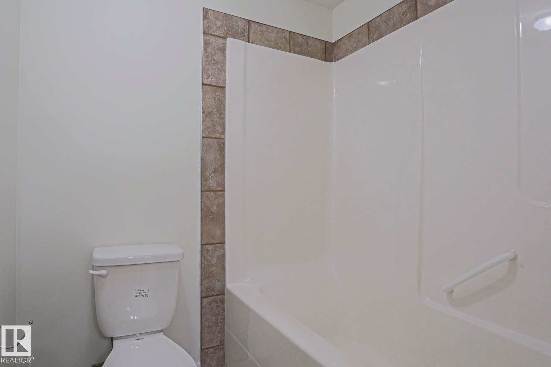 #131 11260 153 Av Nw, Edmonton, AB - Indoor Photo Showing Bathroom