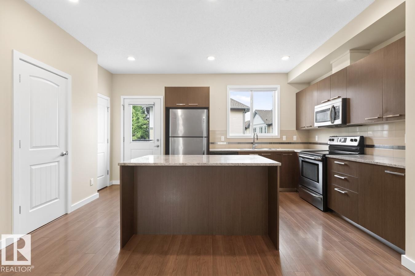 #8 655 Watt Bv Sw, Edmonton, AB - Indoor Photo Showing Kitchen