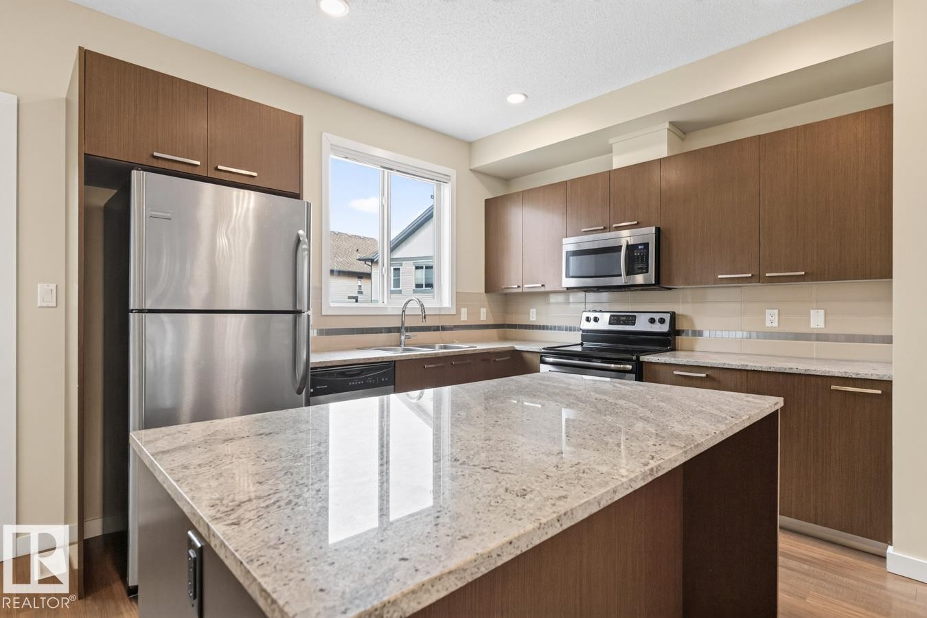 #8 655 Watt Bv Sw, Edmonton, AB - Indoor Photo Showing Kitchen With Double Sink With Upgraded Kitchen