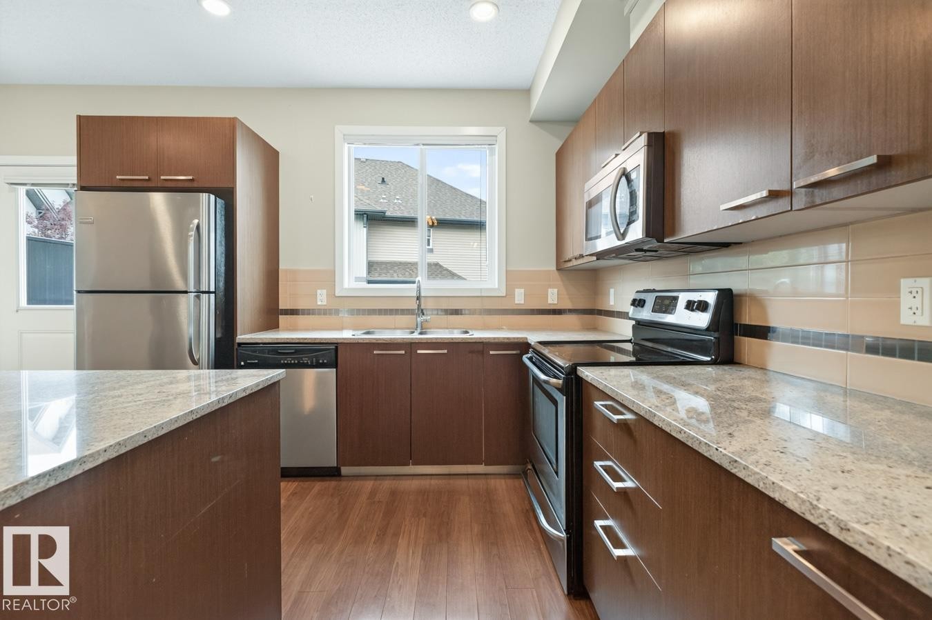 #8 655 Watt Bv Sw, Edmonton, AB - Indoor Photo Showing Kitchen With Double Sink
