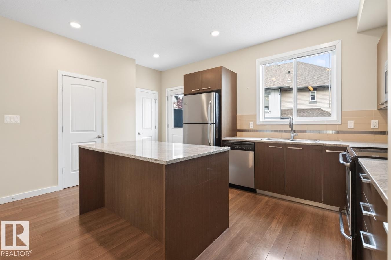 #8 655 Watt Bv Sw, Edmonton, AB - Indoor Photo Showing Kitchen With Double Sink