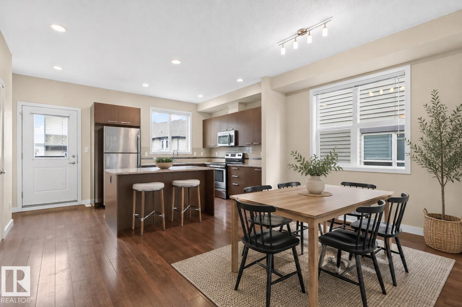 #8 655 Watt Bv Sw, Edmonton, AB - Indoor Photo Showing Dining Room
