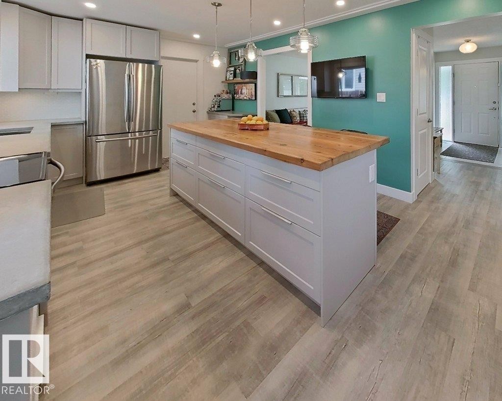 2725 104A Street Nw, Edmonton, AB - Indoor Photo Showing Kitchen