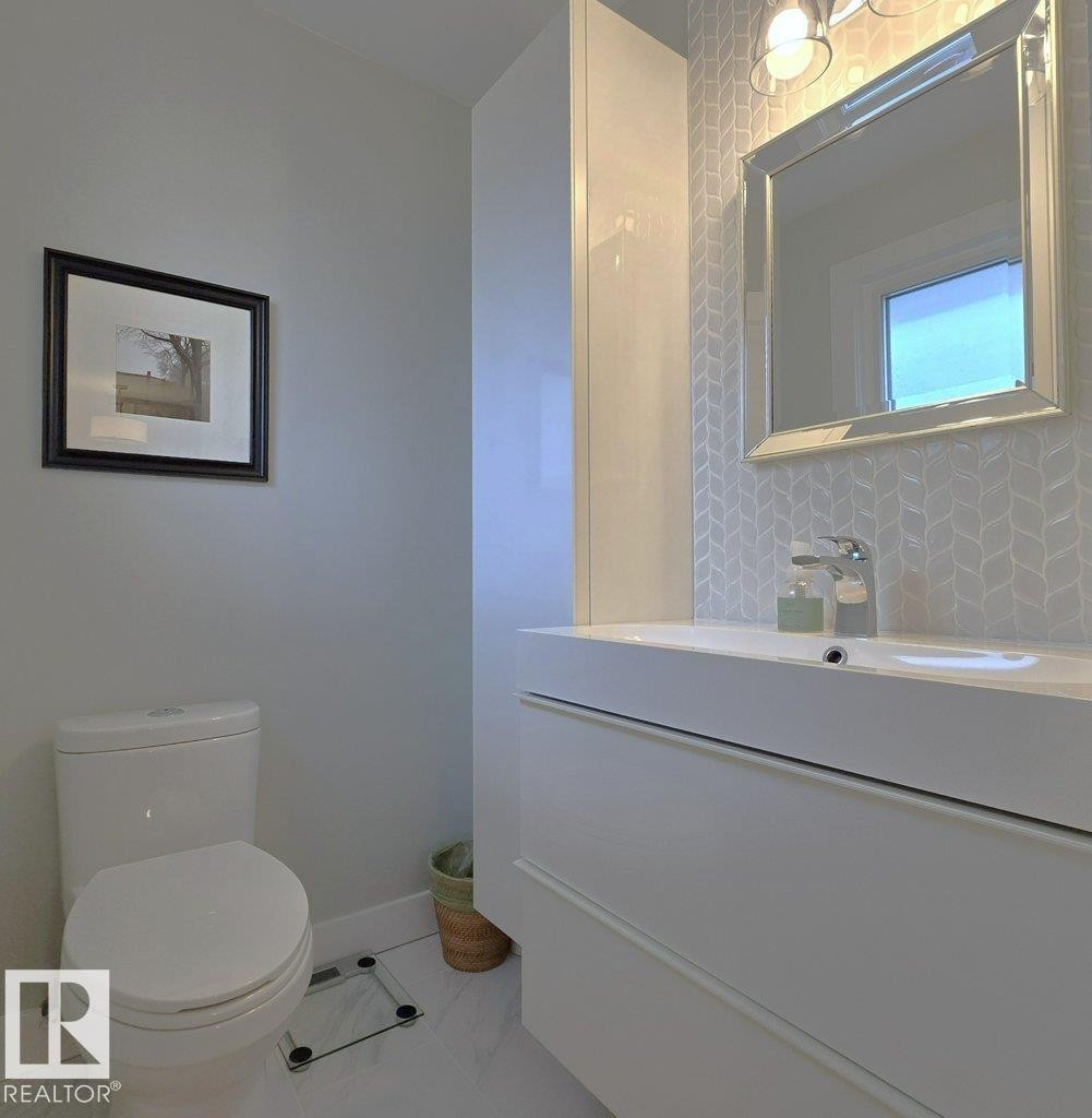 2725 104A Street Nw, Edmonton, AB - Indoor Photo Showing Bathroom