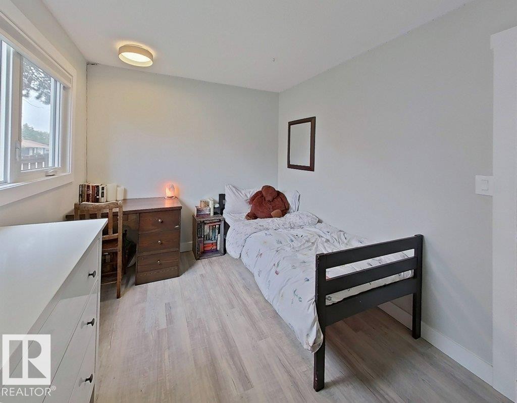 2725 104A Street Nw, Edmonton, AB - Indoor Photo Showing Bedroom