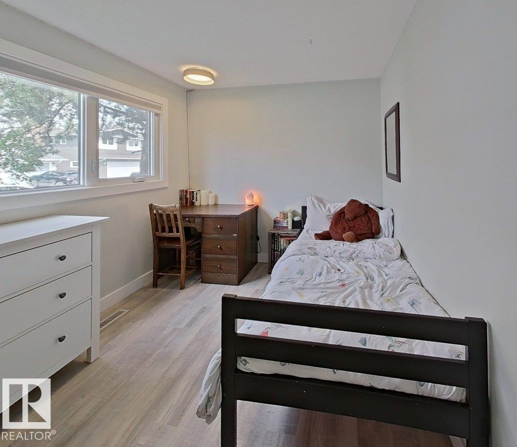 2725 104A Street Nw, Edmonton, AB - Indoor Photo Showing Bedroom
