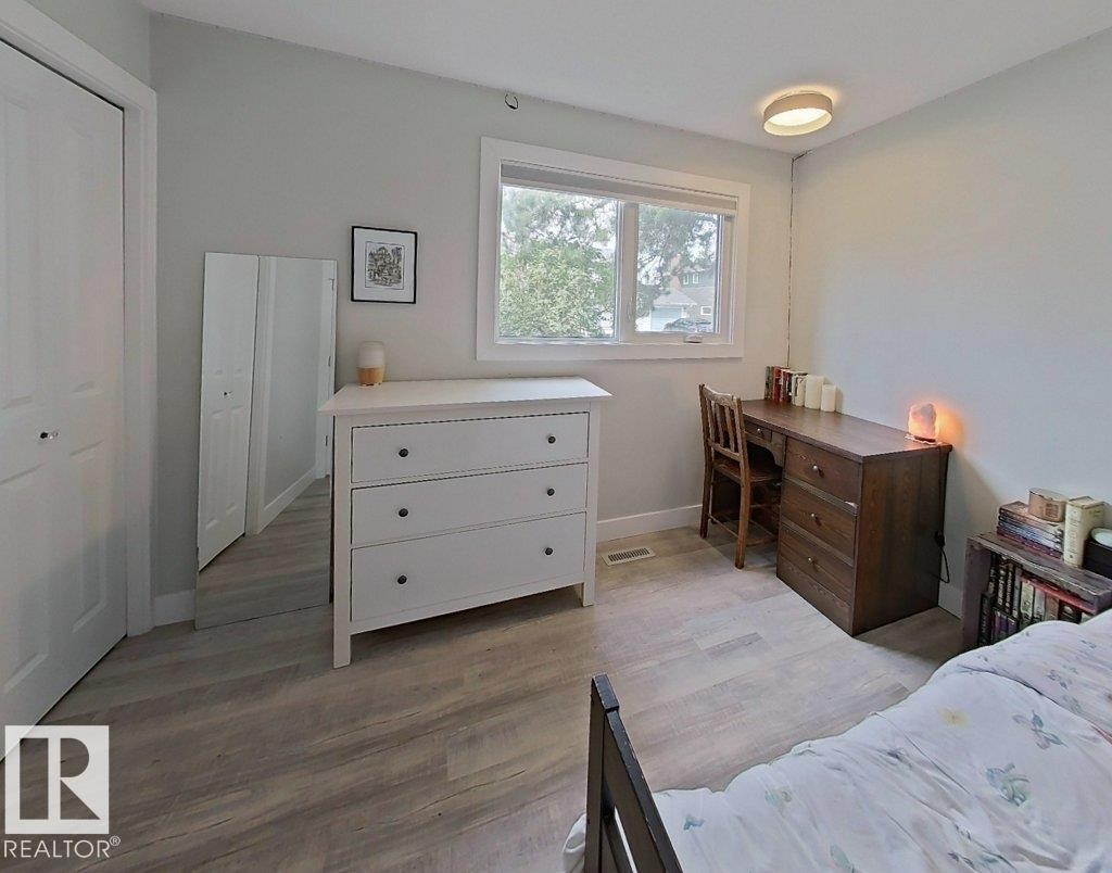2725 104A Street Nw, Edmonton, AB - Indoor Photo Showing Bedroom