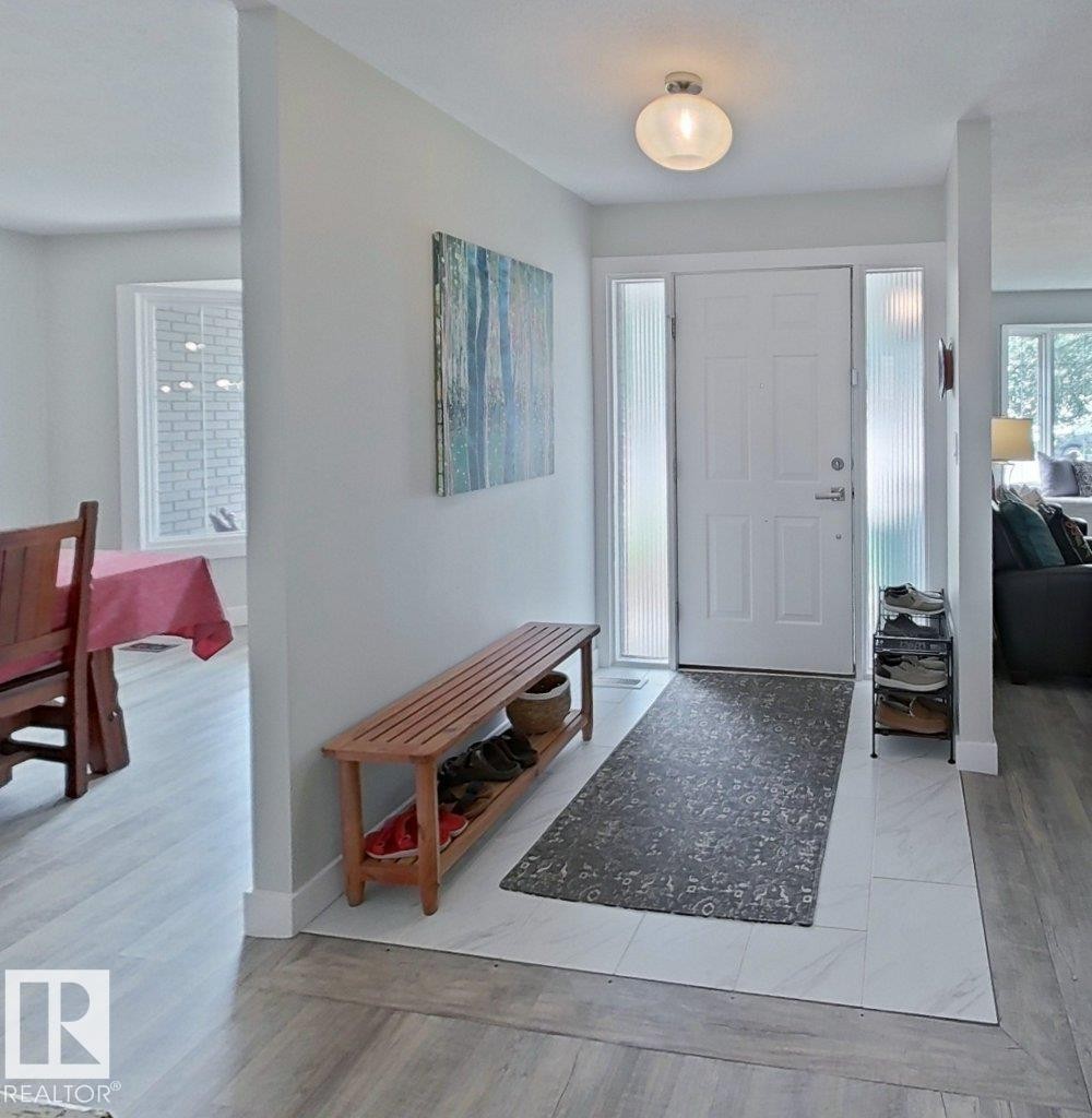 2725 104A Street Nw, Edmonton, AB - Indoor